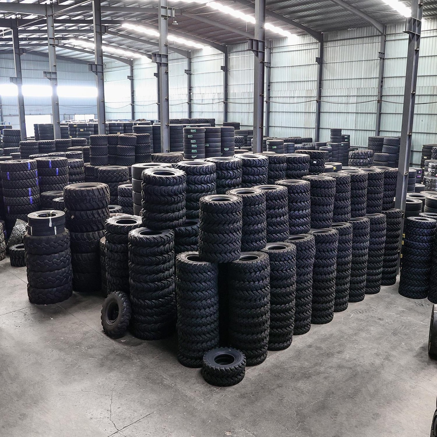 33*15.50-16.5 TL Tires for skid loader L-2E High Quality Tyres for conveyer 13 Rim Tubeless Bias Wheels