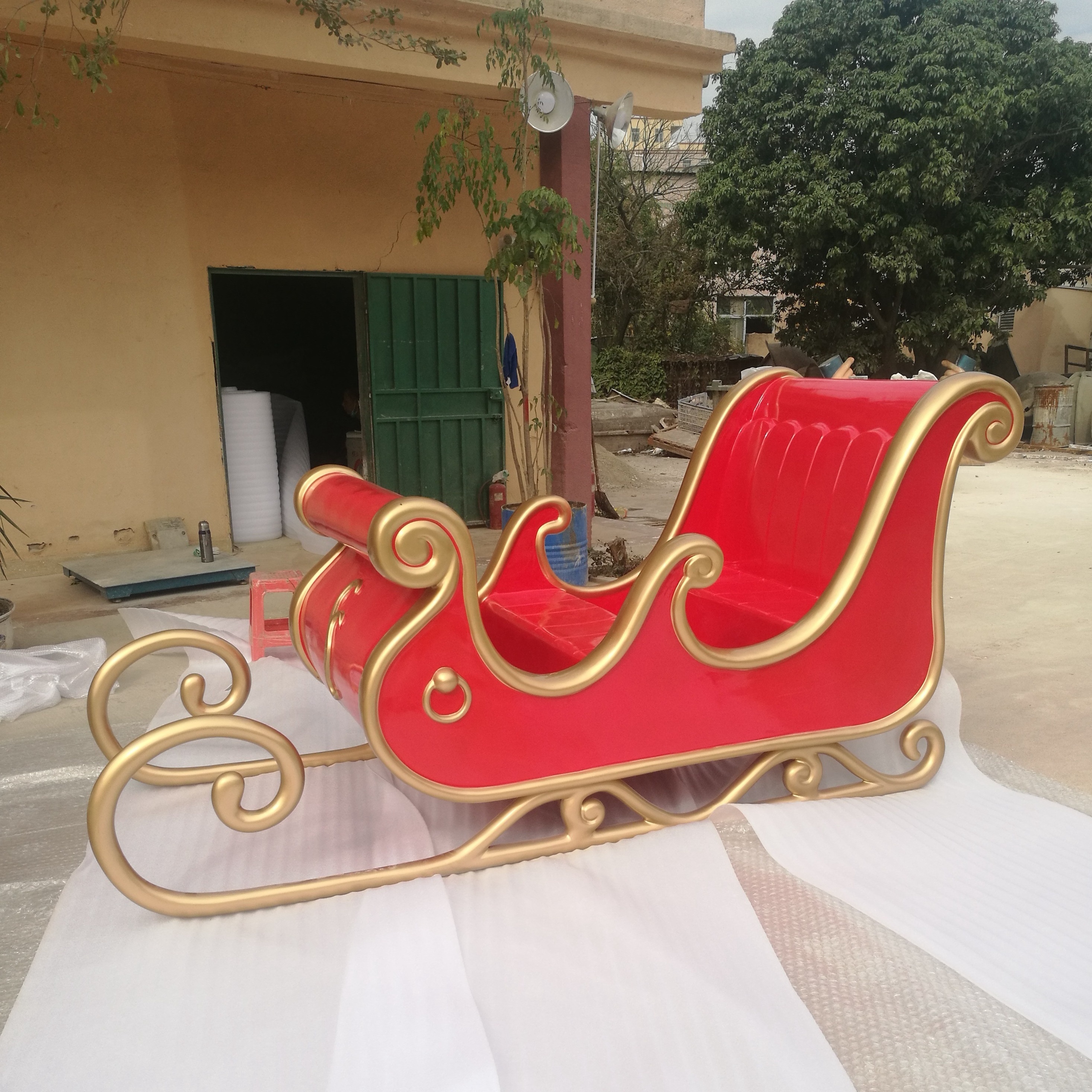 outdoor life size christmas fiberglass santa sleigh with dynamic reindeer for sale