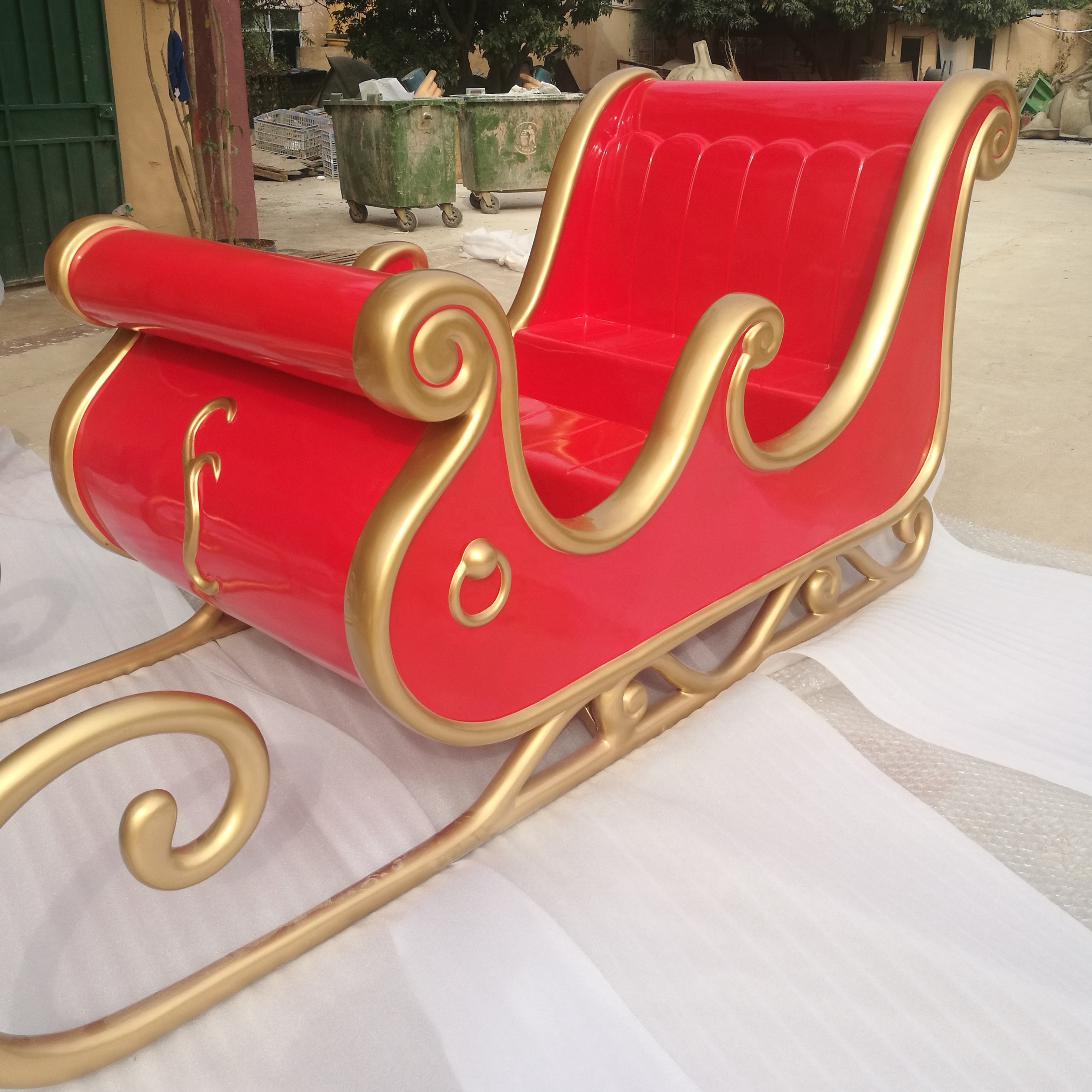 outdoor life size christmas fiberglass santa sleigh with dynamic reindeer for sale