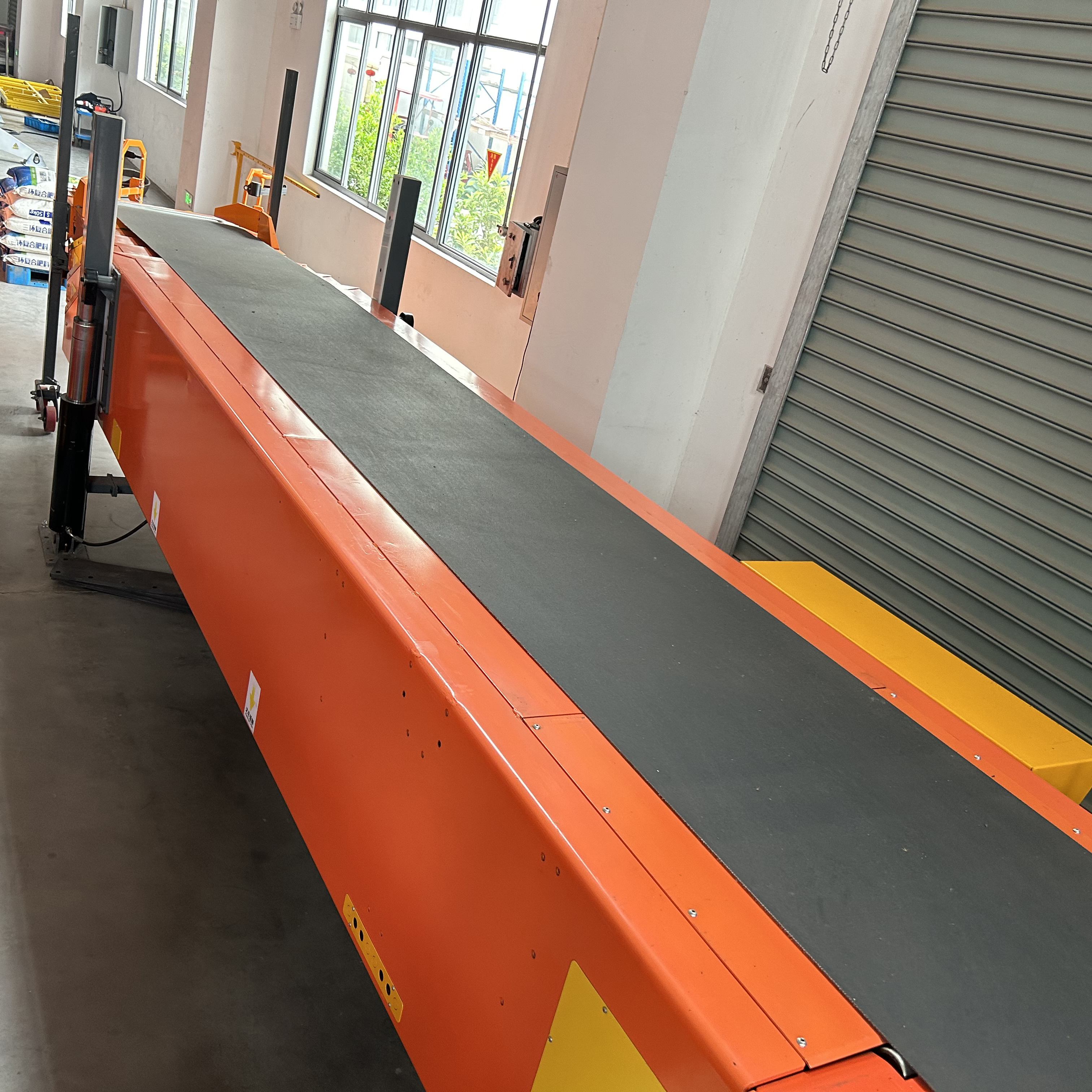 Cost Efficiency Truck Loading and Unloading Portable Telescopic Belt Conveyor Simple Operation with lifting system