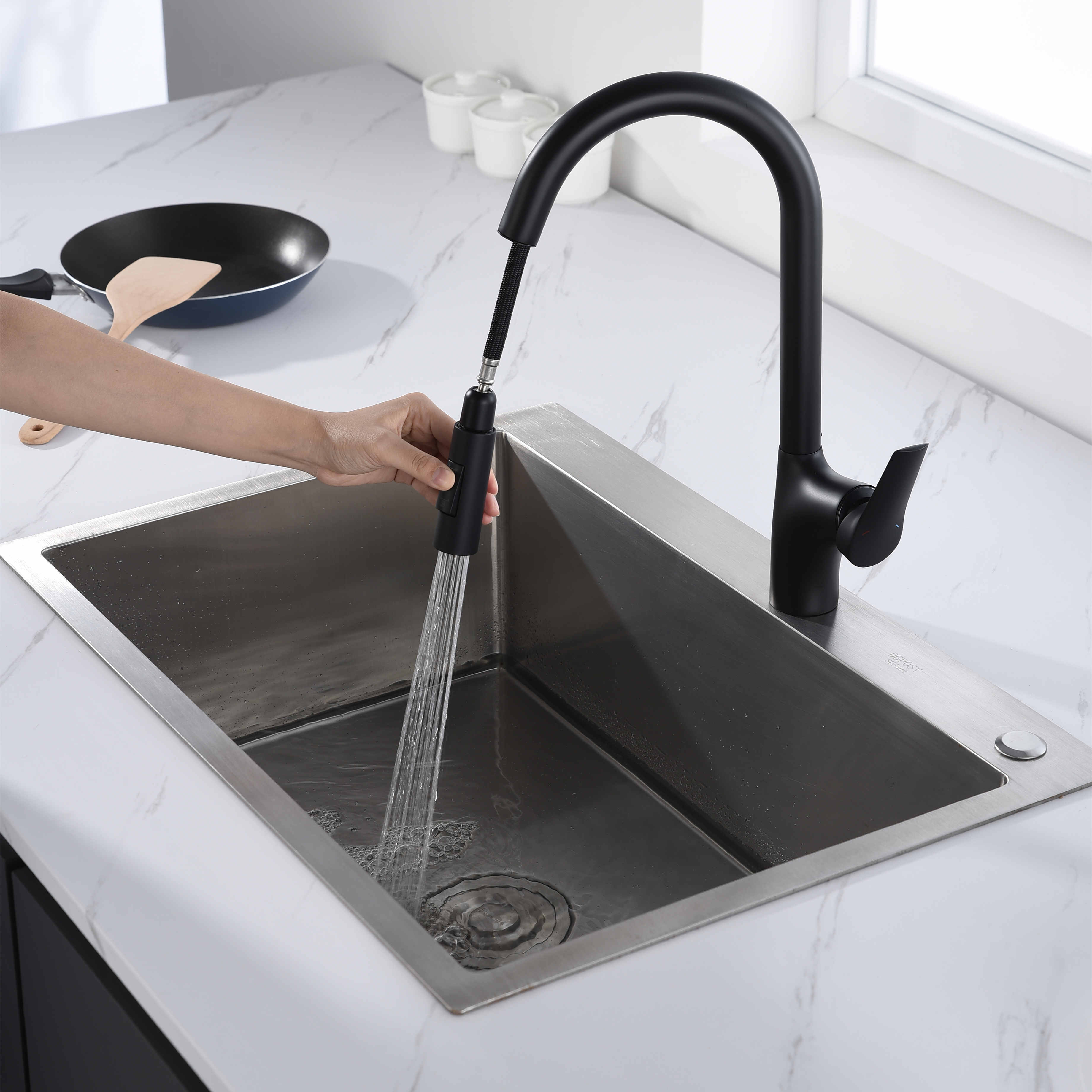 Modern Luxury Commercial Single Hole Pull Down Deck Mounted Brass Kitchen Mixer Sink Faucet