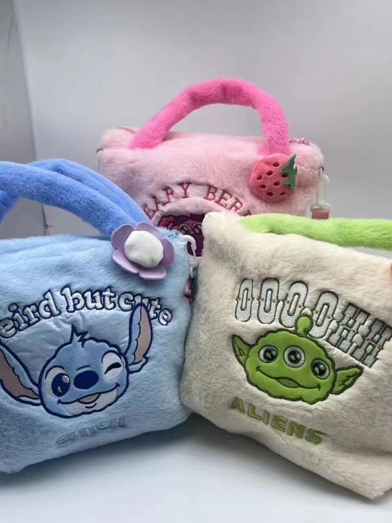 Wholesale Little Bear YuGui Dog Sanrioed Plush Handbags Hello Kitten My Melody Kuromi Stitch Kawaii Doll Plush Bags ShoulderBags