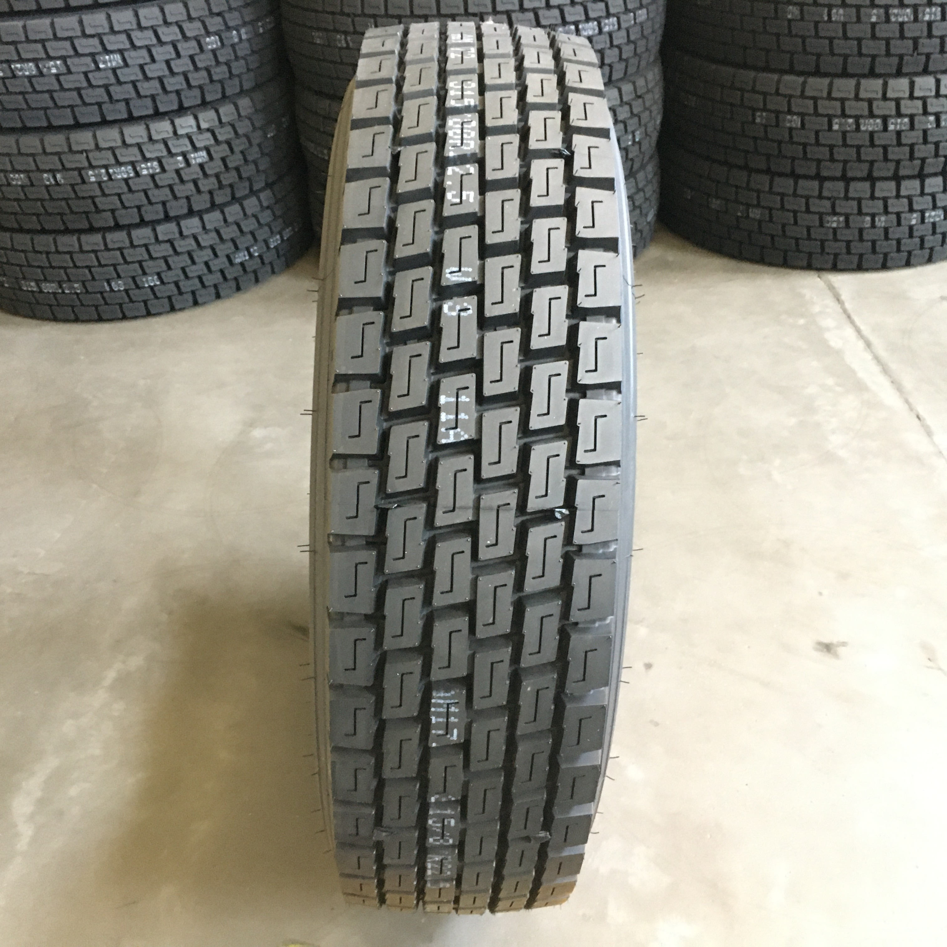 China Kapsen Aplus Annaite Doupro brand 245/70R19.5 11R22.5 295/80R22.5 radial drive wheel truck tire