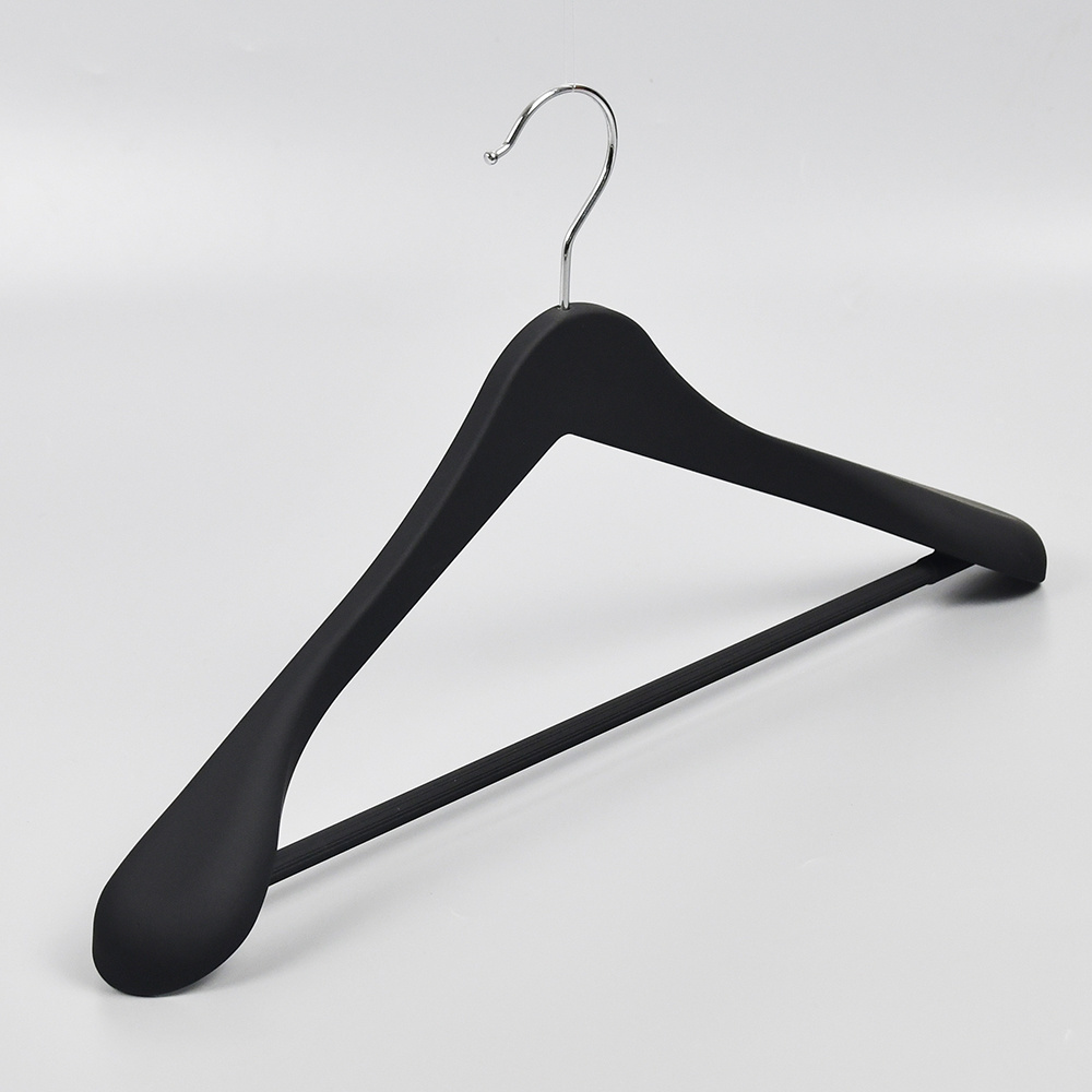 Factory outlet rubber covered black plastic suit coat hanger for cloths plastic hangers