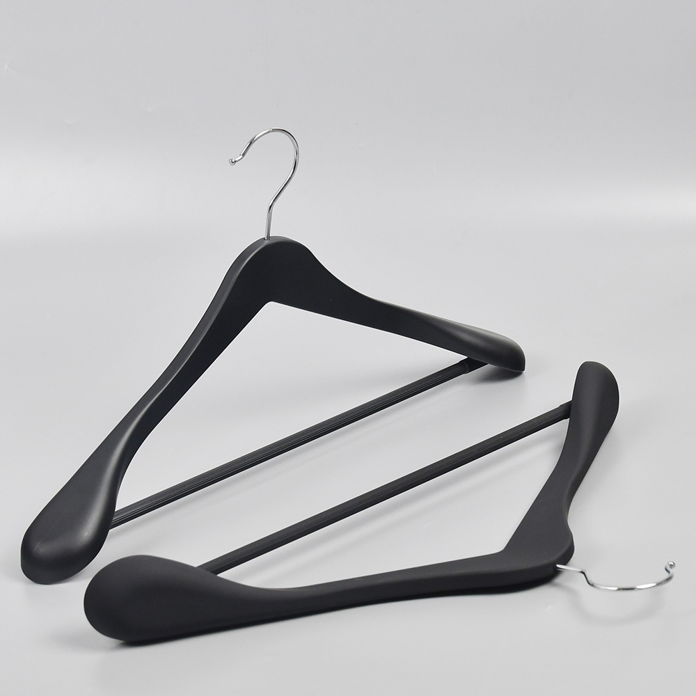 Factory outlet rubber covered black plastic suit coat hanger for cloths plastic hangers