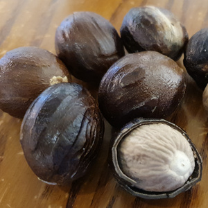 Nutmeg with Shell. Good Quality and Good Price