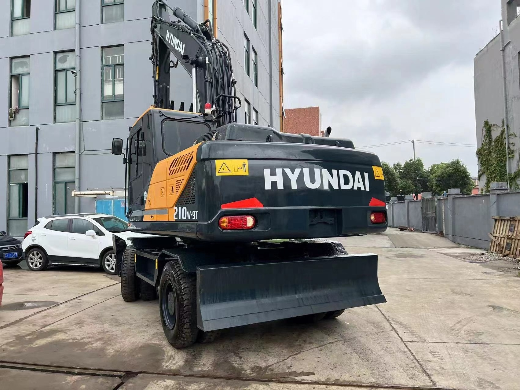 Mini Excavator For Home Used Hyundai Excavator R130vs Hyundai Excavator For Sale 13 Ton Used Machinery