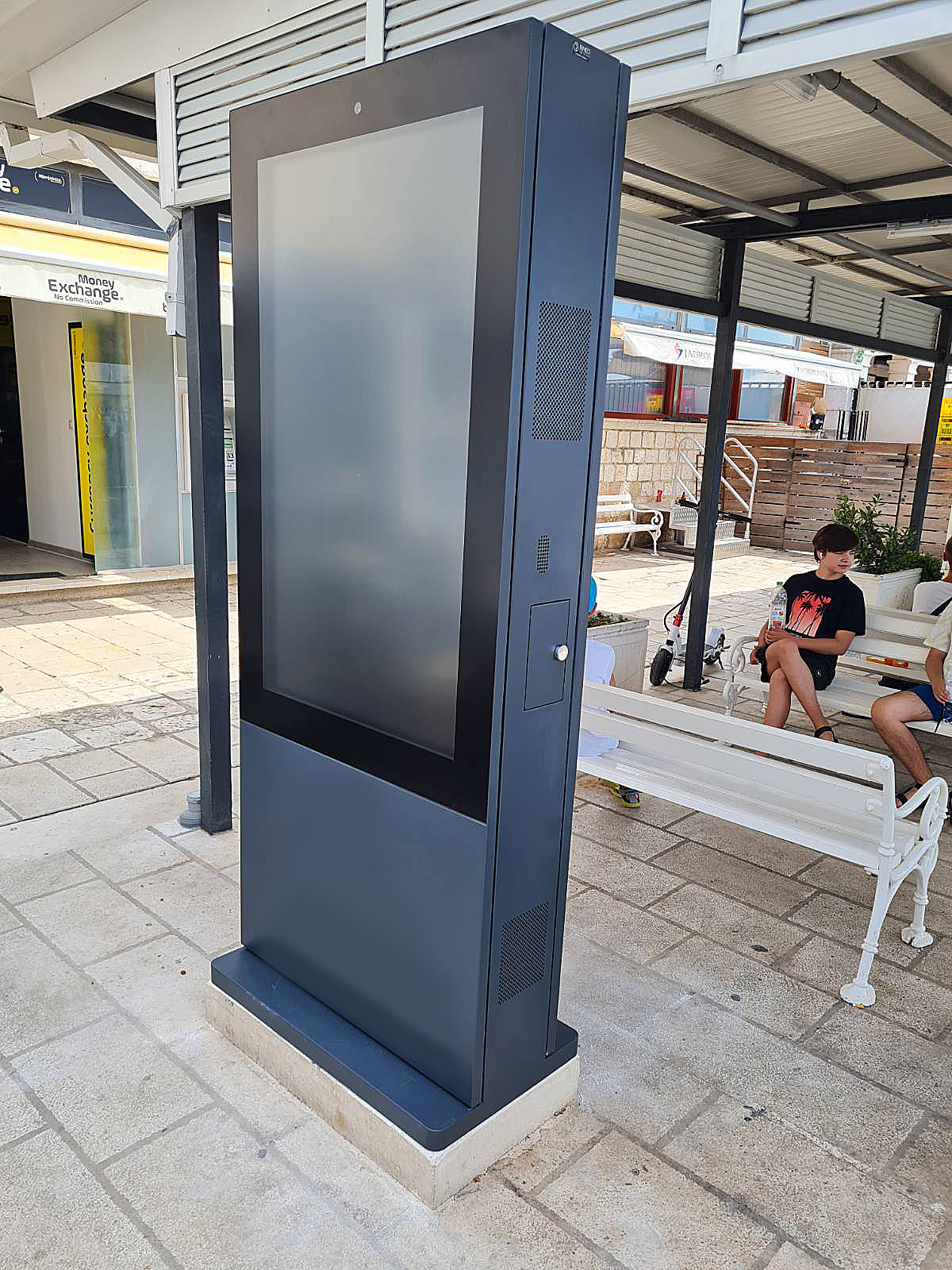 Waterproof Ip65 3500Nits Lcd Advertising Screen 4K Outdoor Totem Display Digital Signage