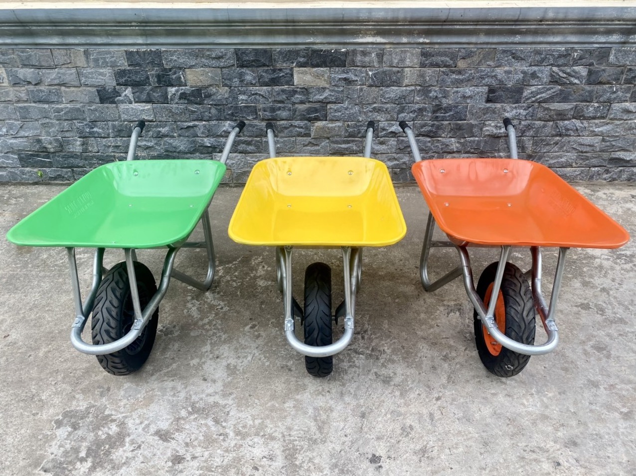 High quality wheelbarrows iron frame plastic or metal truck Wheelbarrow for constructions made in Vietnam