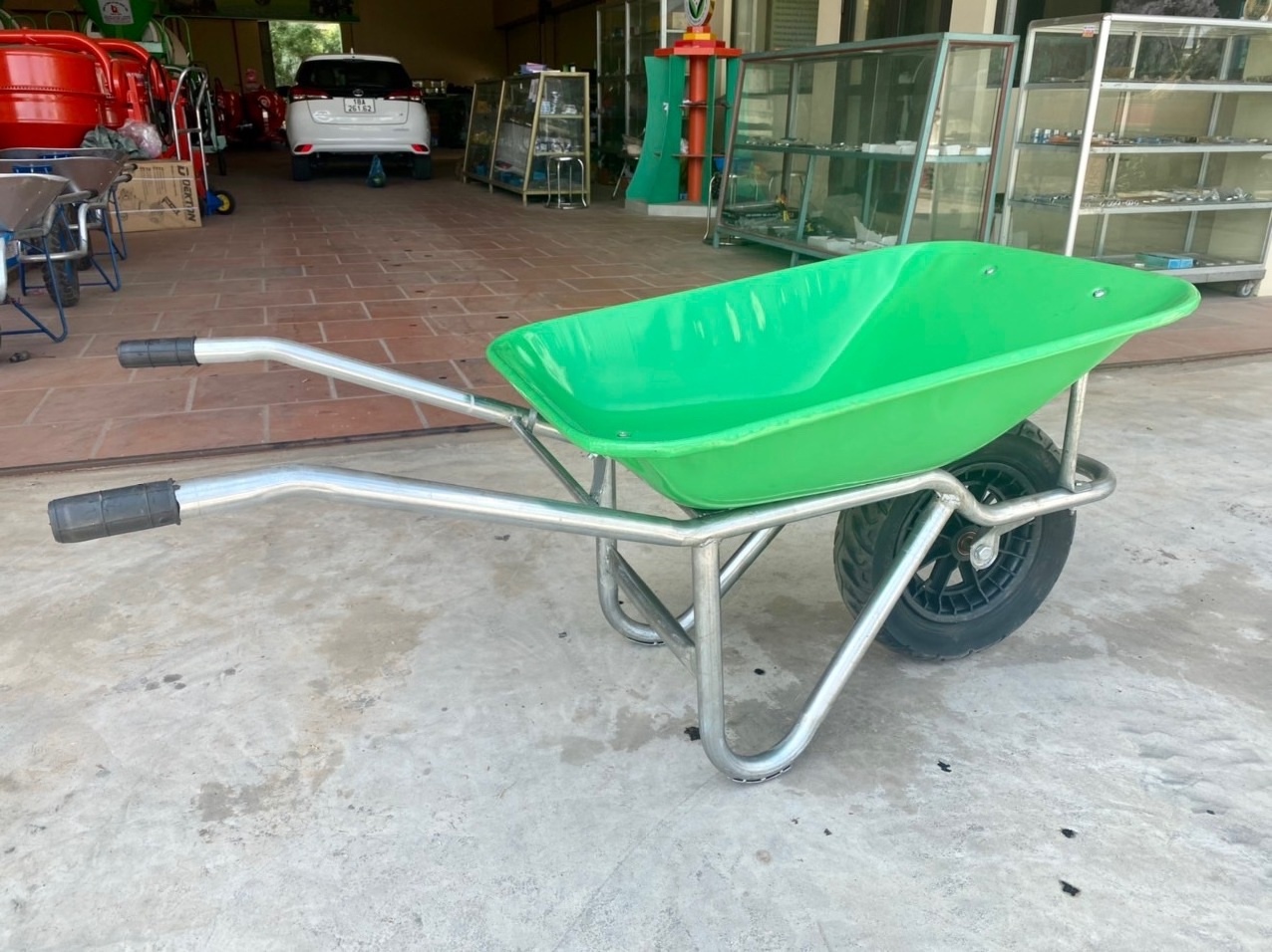 High quality wheelbarrows iron frame plastic or metal truck Wheelbarrow for constructions made in Vietnam