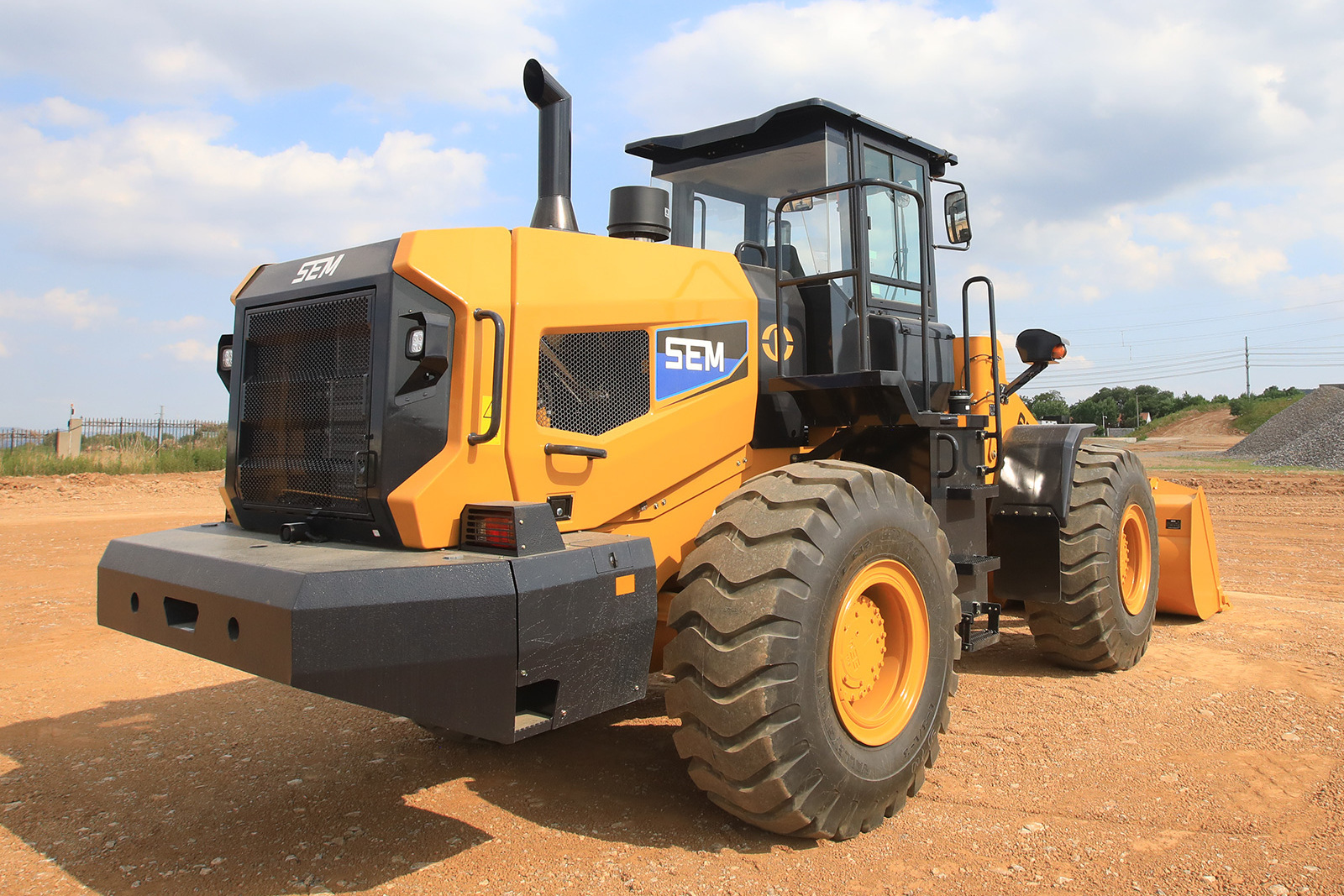 Hot sale Earth-Moving Machinery 5Ton wheel loader SEM656F with 2.7-4.5CBM bucket