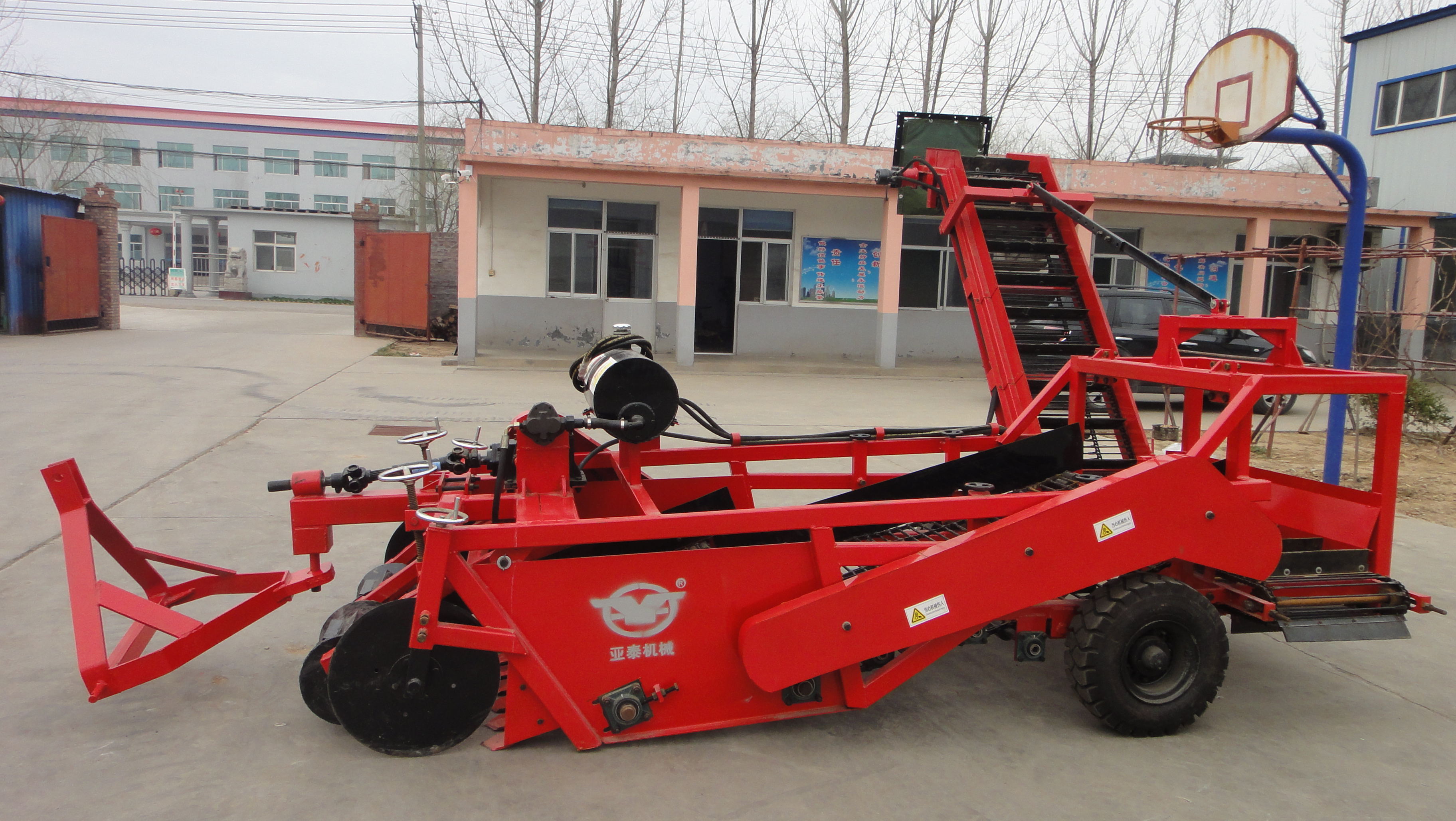 Tractor-tracted sweet potato combine harvester / Garlic carrots Harvester/potato onion combine harvester