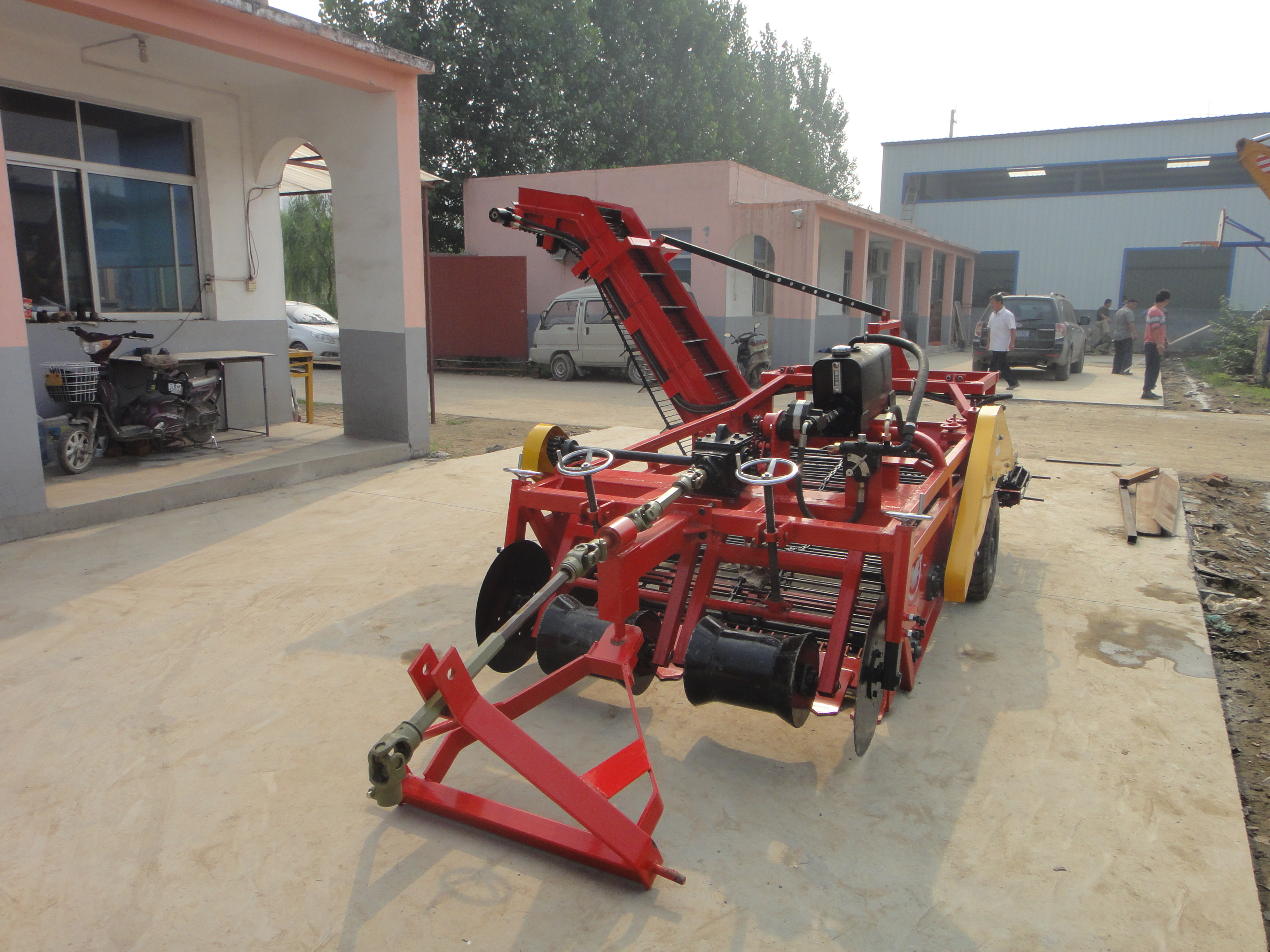 Tractor-tracted sweet potato combine harvester / Garlic carrots Harvester/potato onion combine harvester