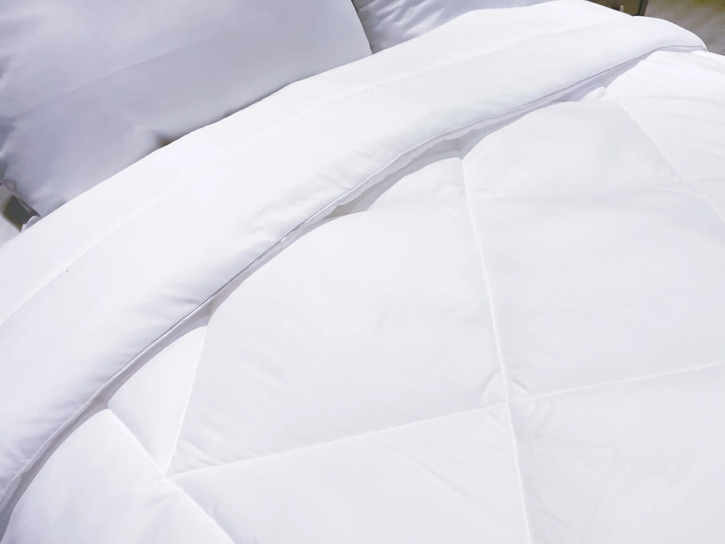 Star rated luxury hotel bedding and pillowcase bedroom set: a complete and comfortable set of comfortable bedding