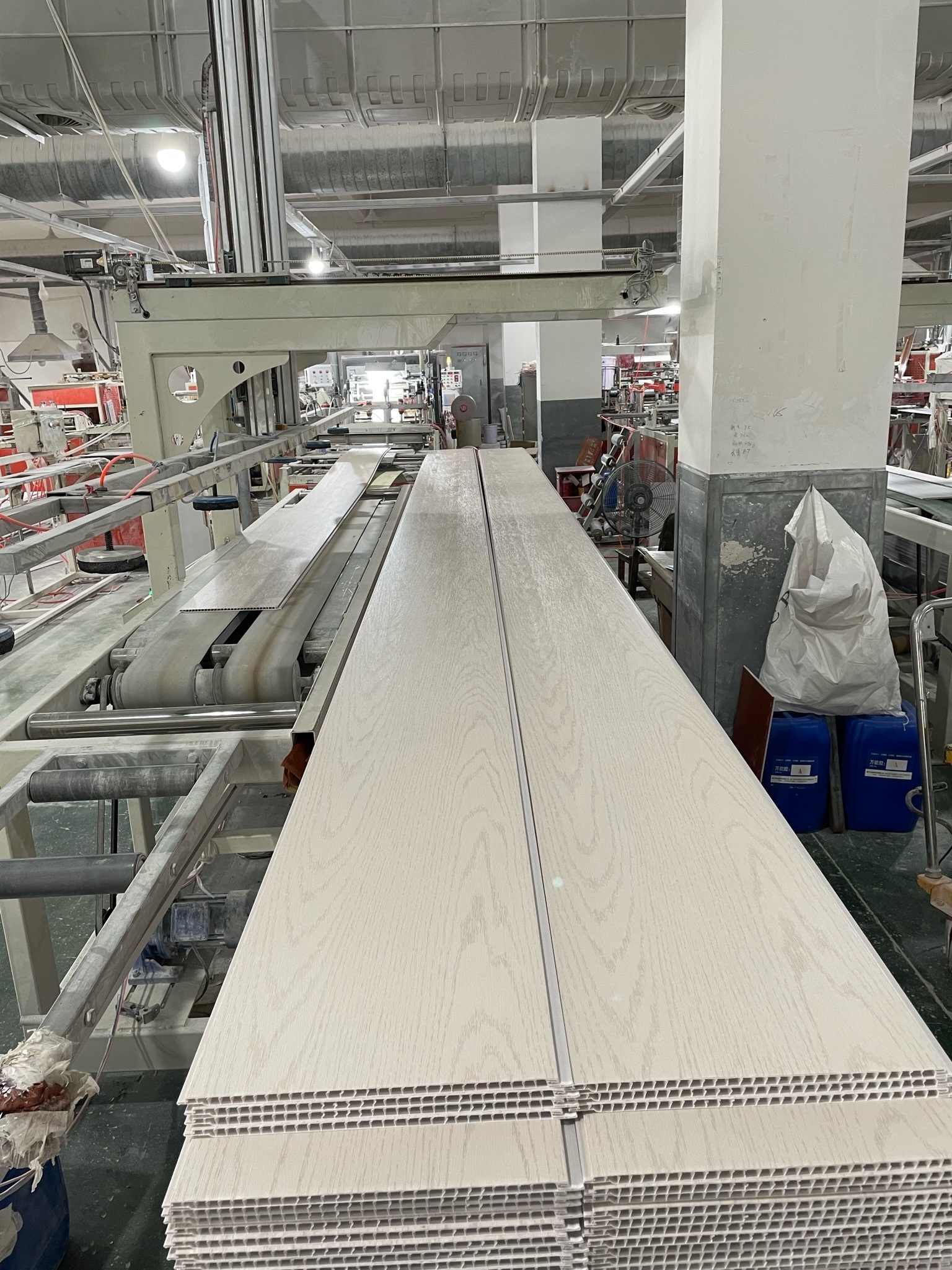 Building Materials Pvc Laminated Gypsum Board Ceiling Tiles for House OEM Square Modern Plain Waterproof Sheet Ceiling