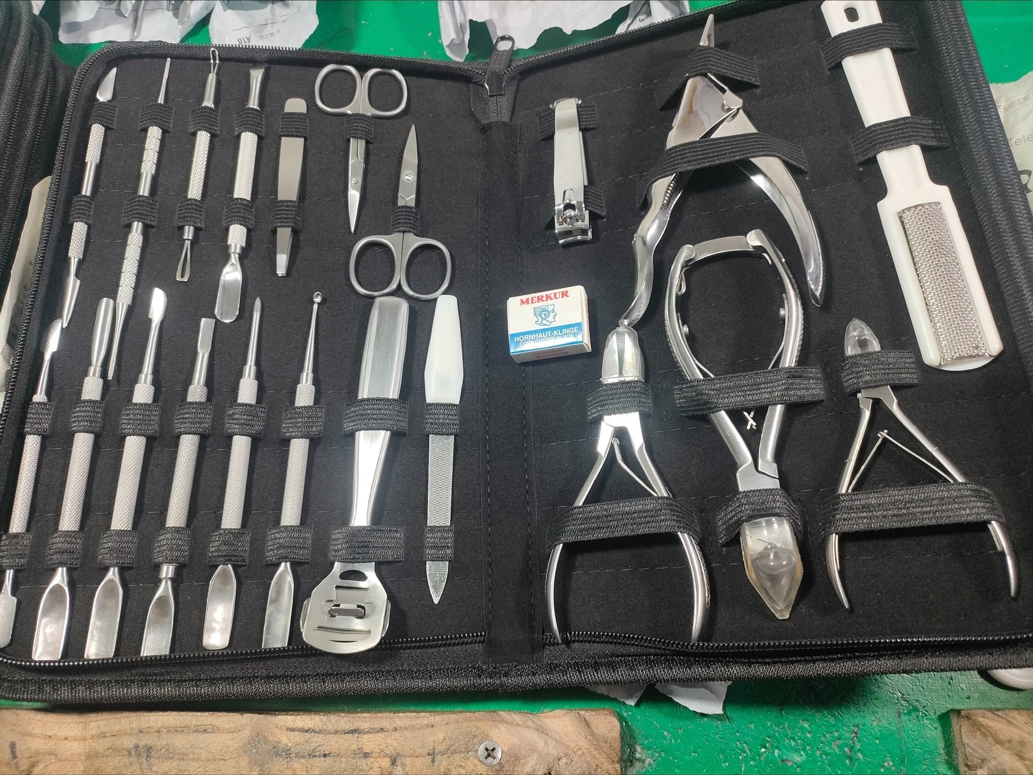 21 Piece Stainless Steel Pedicure manicure Kit in Black Case High quality in wholesale low price