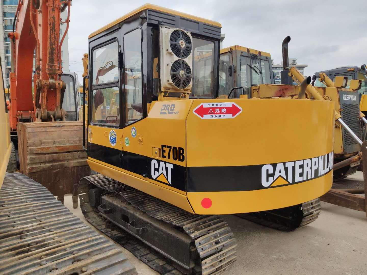 used caterpillar original Japan make E70B E70 70 70B 7 ton 7tons 7 tons mini excavators diggers in Shanghai