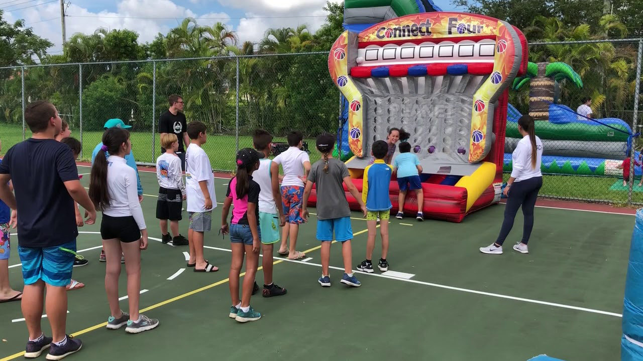 Outdoor Party Rental Carnival Inflatable Basketball Connect 4 Sports Games Inflatable Basketball Shooting Game With Air Blower