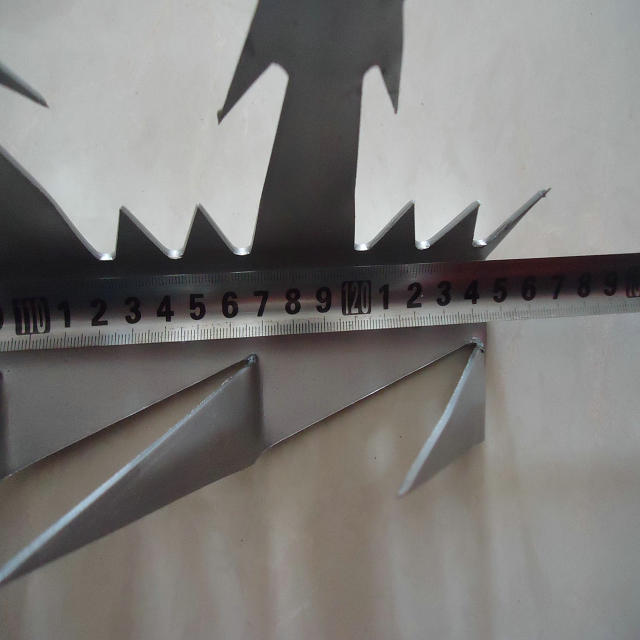 Popular galvanized Anti Climb Cheap Security wall fence spikes/ PVC coated spike for sale