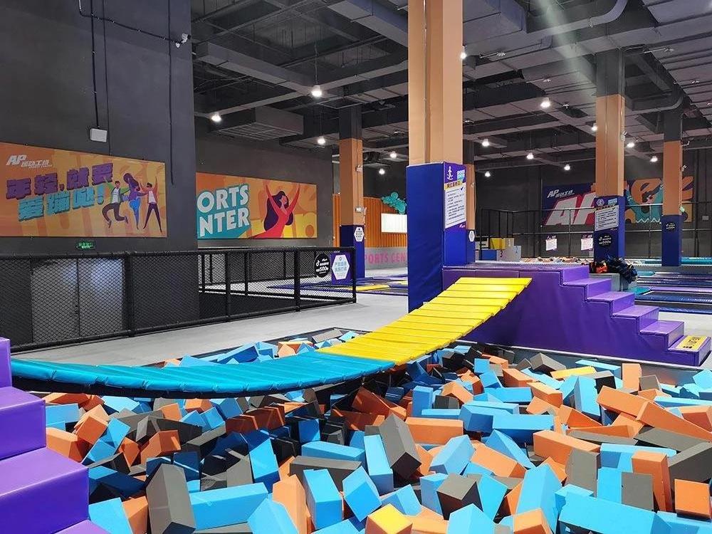 Swing Bridge Professional Colorful Customized Indoor Trampoline Park Equipment For Adult And Child