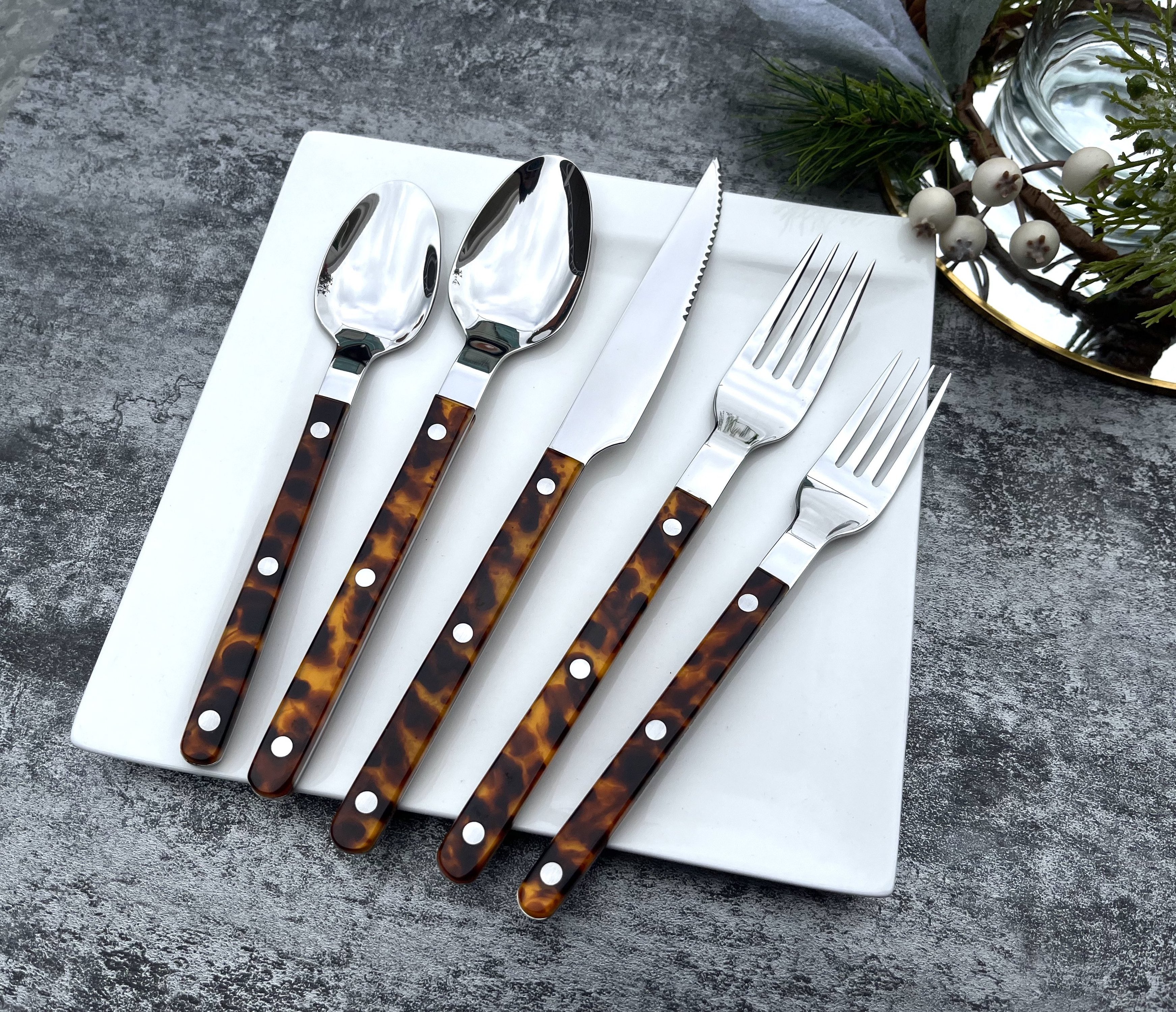 New Arrival Elegant 304 Steel Cutlery Set of 5 Pieces Clear Acrylic 3 Rivets Tortoise Shell Flatware