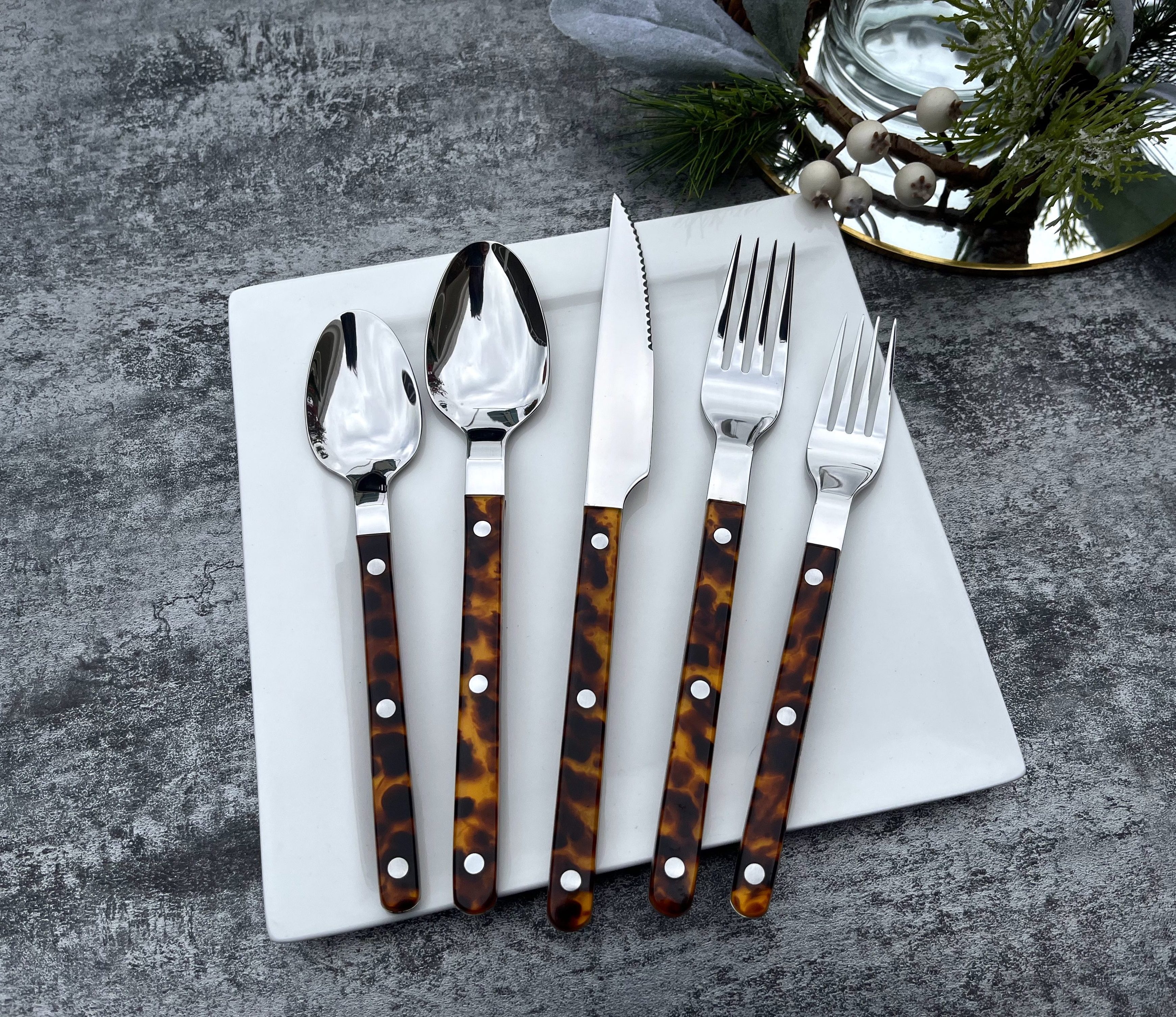 New Arrival Elegant 304 Steel Cutlery Set of 5 Pieces Clear Acrylic 3 Rivets Tortoise Shell Flatware