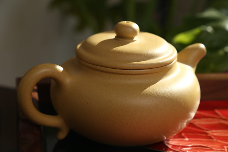 small size 150 ml Chinese kongfu tea set handmade dezhong hu Yixing purple clay teapot