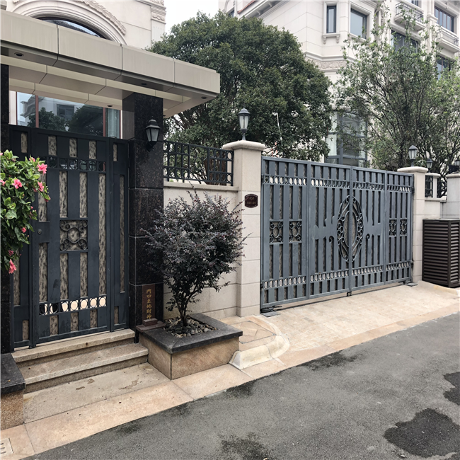 Modern house ornaments driveway double door welded wrought iron garden gate