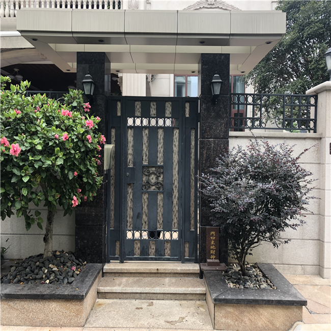 Modern house ornaments driveway double door welded wrought iron garden gate