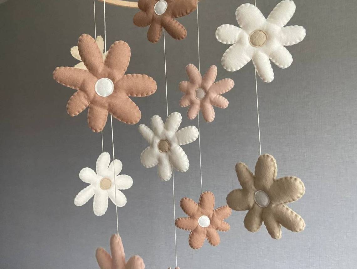 wholesale manufacturer boho bed bell ceiling eco-friendly custom girl felt daisy flower nursery baby crib mobile