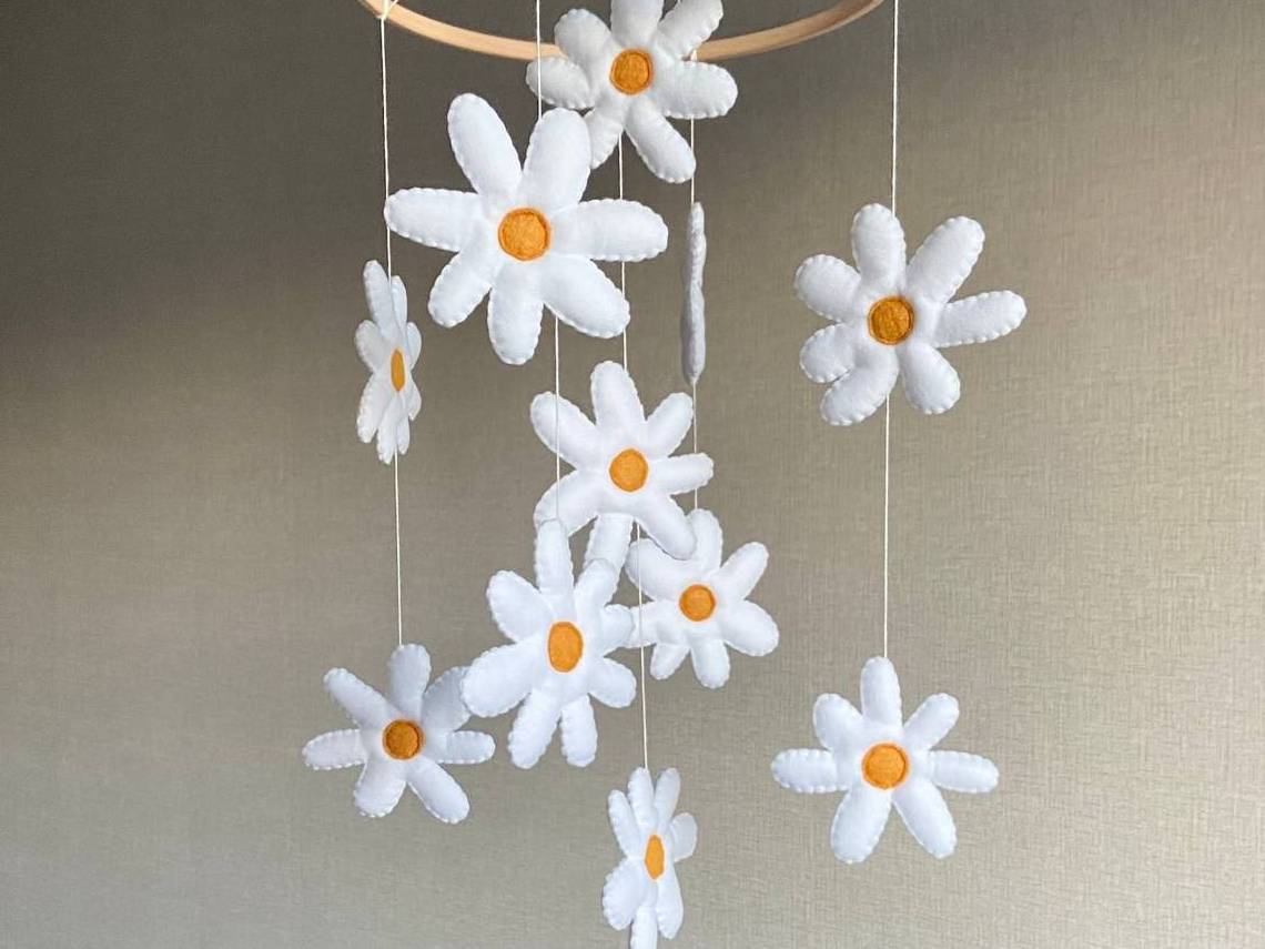 neutral educational handmade new born supplies diy white felt daisy flower nordic baby nursery decor wood cot mobile