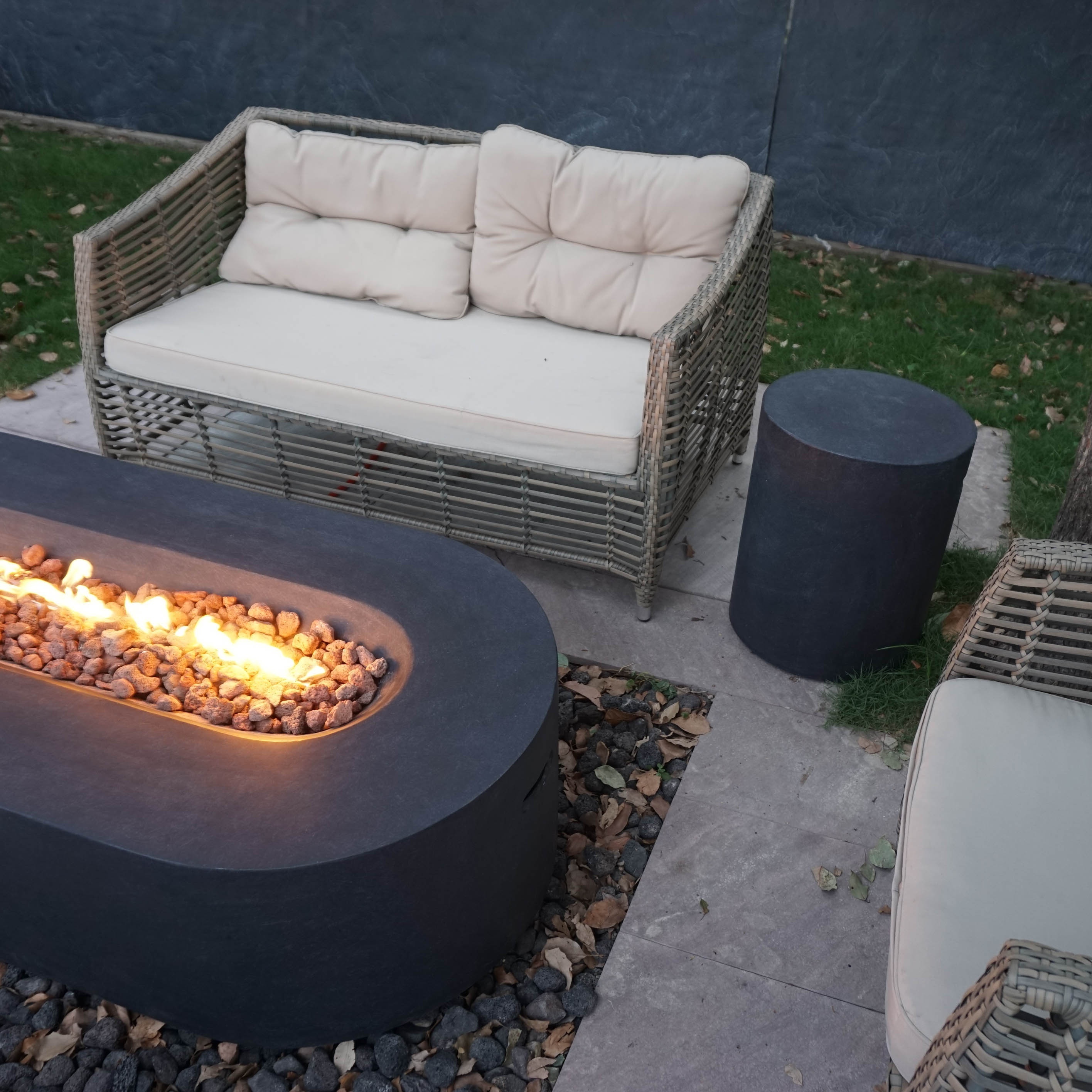 China Manufacturer Large Concrete Fireplace Smokeless Gas Fire Pit Multi-Color Options LP Gas Fire Table