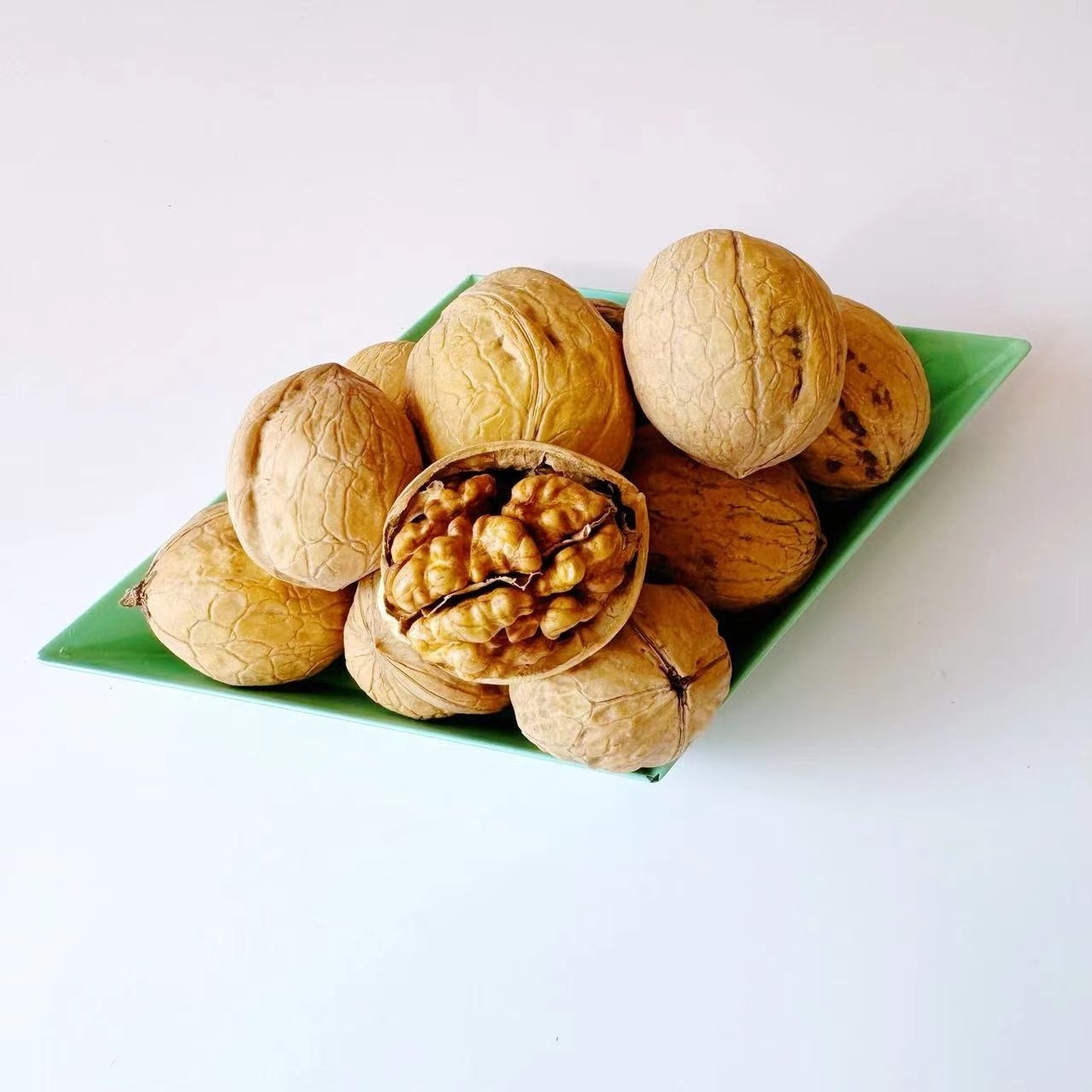 Chinese China wholesale yunnan 185 33 xinfeng walnuts in shell with extra light walnut kernels prices