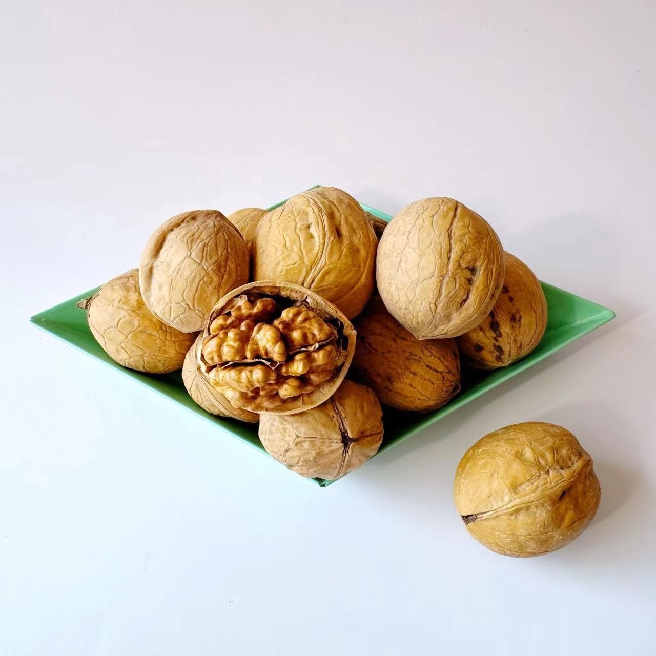 Chinese China wholesale yunnan 185 33 xinfeng walnuts in shell with extra light walnut kernels prices