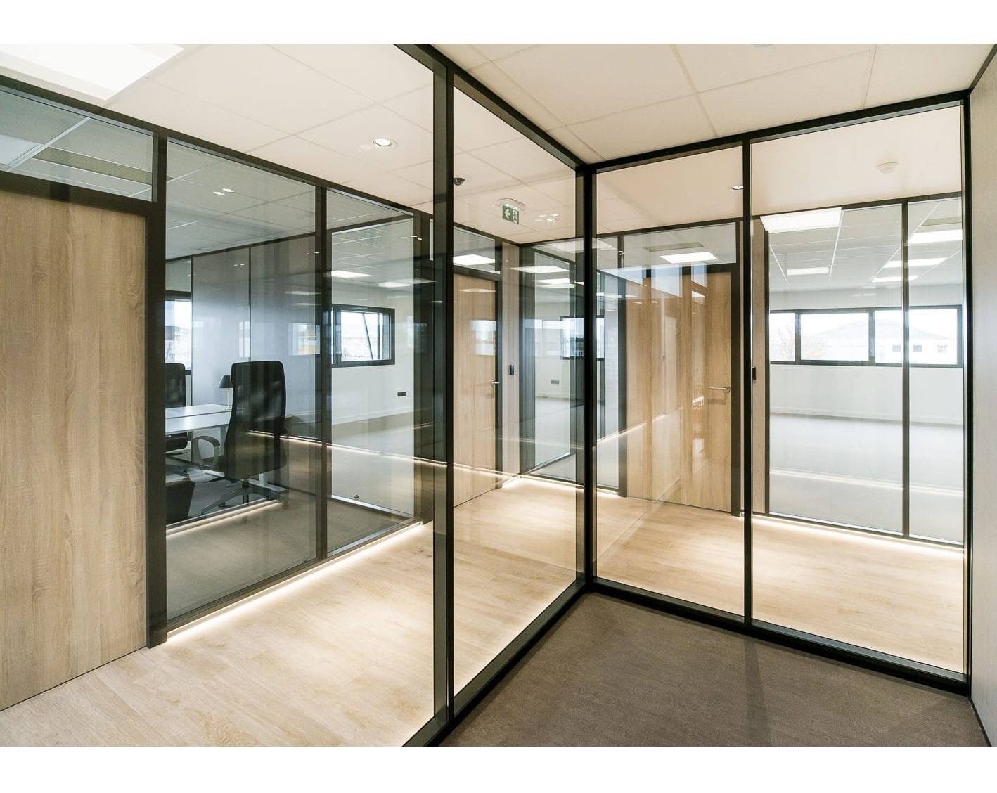 Frameless glass office partition, glass partition wall, transparent glass divider for office