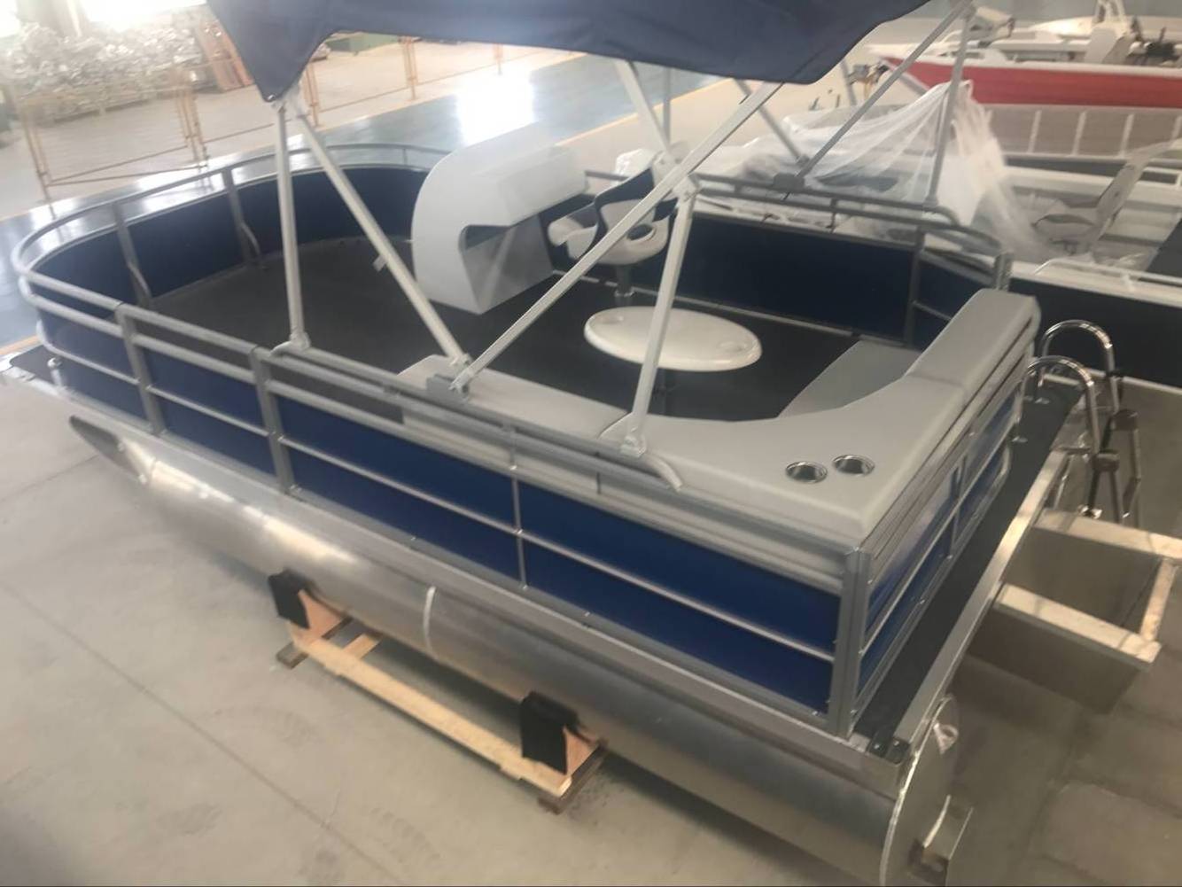 Leisure Pontoon Boat For Parties Can Accommodate Multiple People