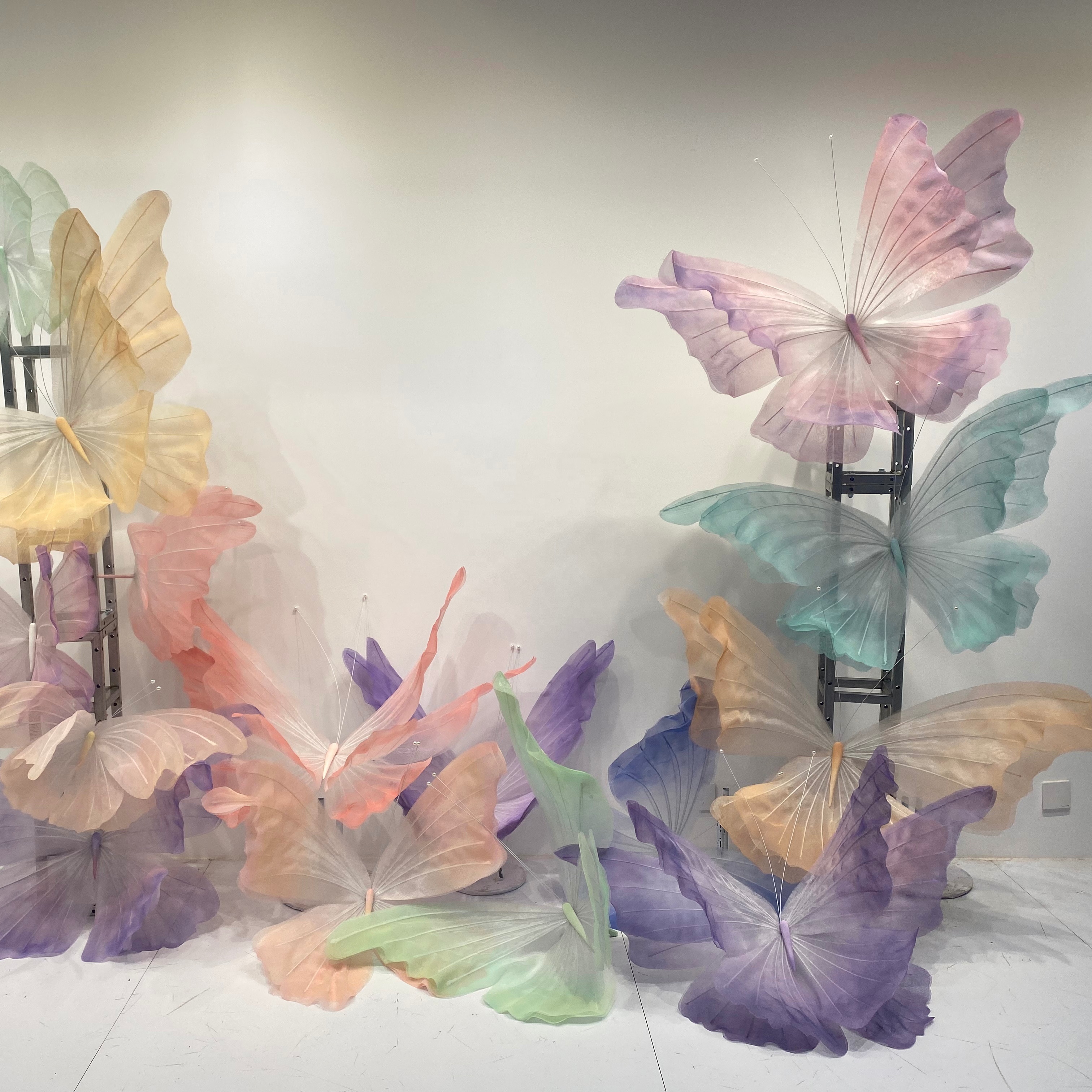 Customized Handmade Butterfly Decorations Artificial Stand Giant Silk Organza Butterfly Decorative Flower For Wedding Event