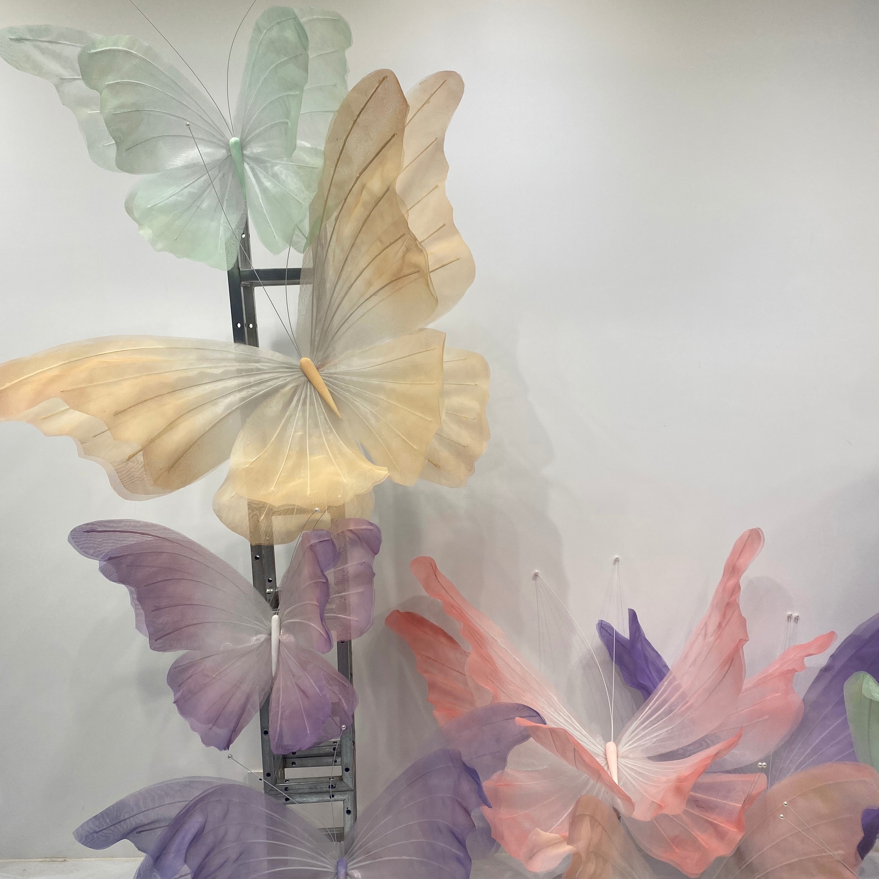 Customized Handmade Butterfly Decorations Artificial Stand Giant Silk Organza Butterfly Decorative Flower For Wedding Event