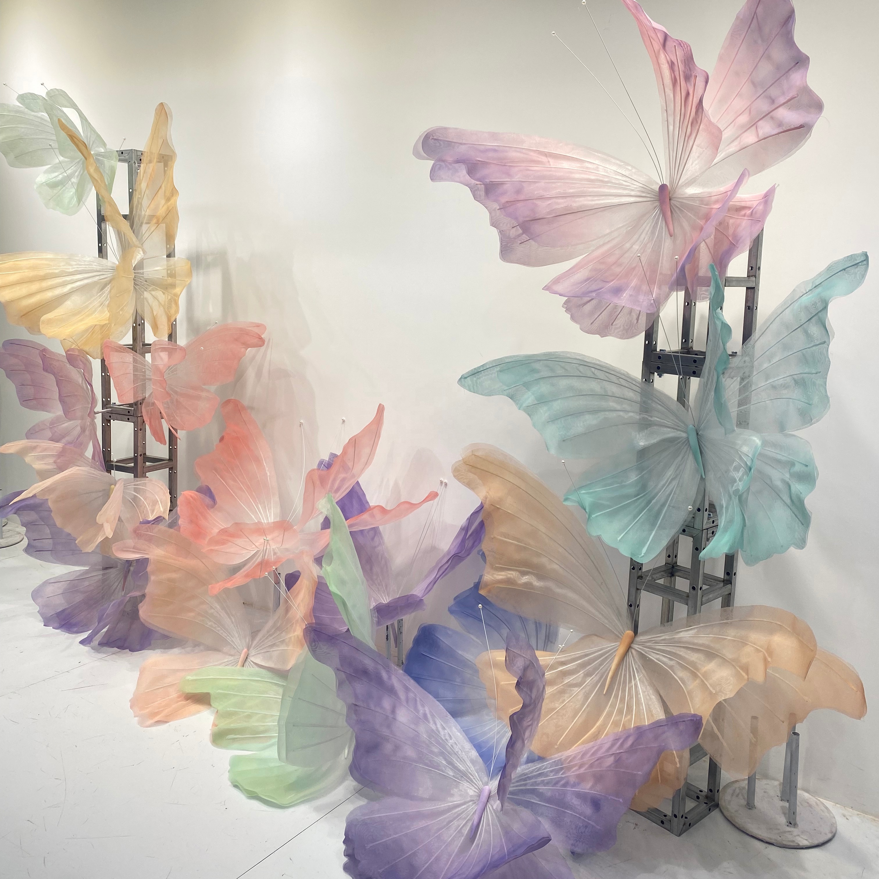 Customized Handmade Butterfly Decorations Artificial Stand Giant Silk Organza Butterfly Decorative Flower For Wedding Event