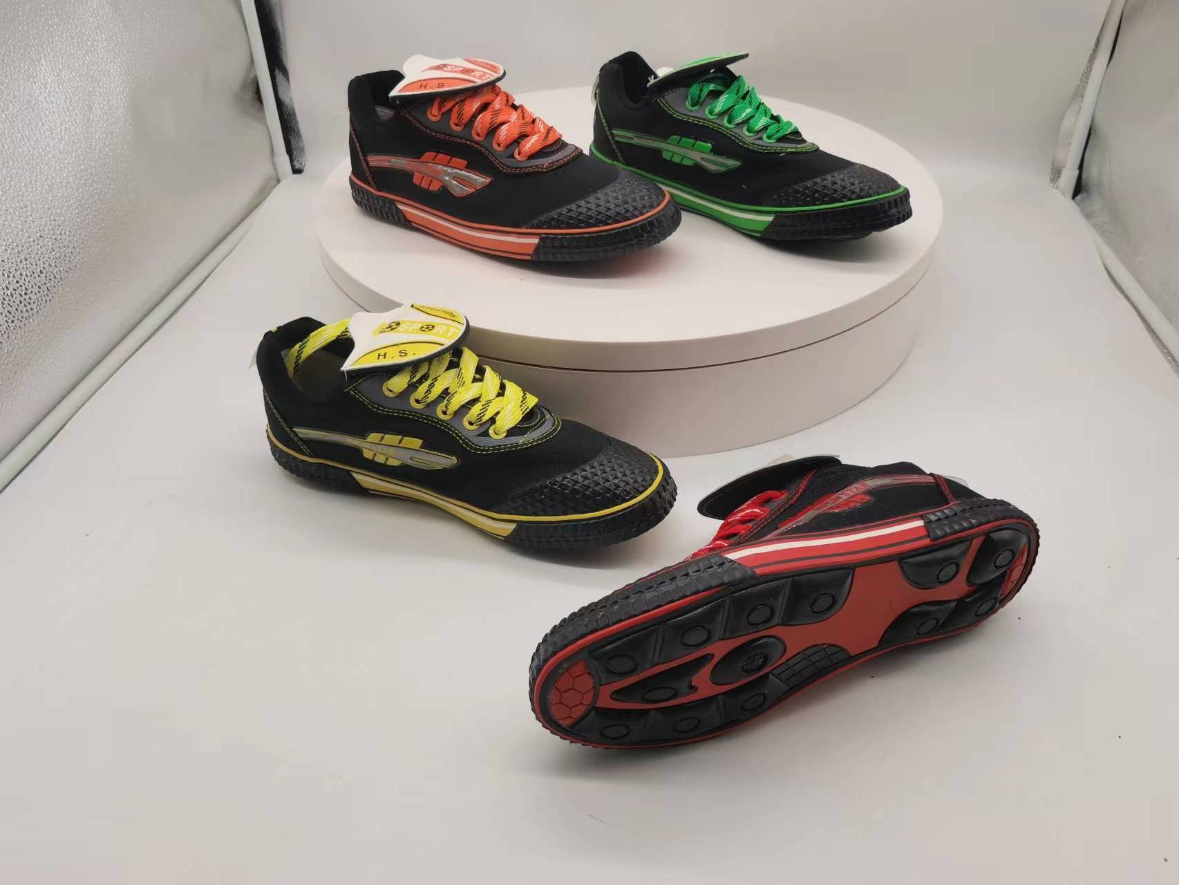 New design wholesale running spike training sneaker teenager students Two-tone double color sole soccer sport football shoes men