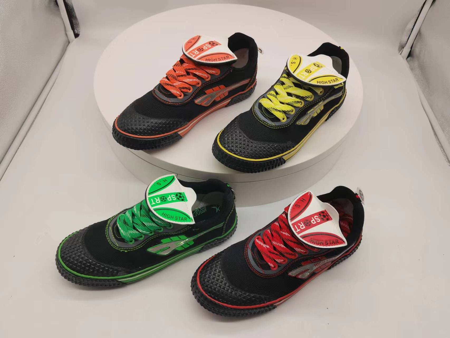 New design wholesale running spike training sneaker teenager students Two-tone double color sole soccer sport football shoes men