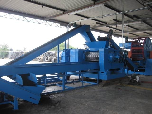 The waste material recovery equipment of the tire factory/Double Roller Rubber Crusher For Waste Tyre Recycle