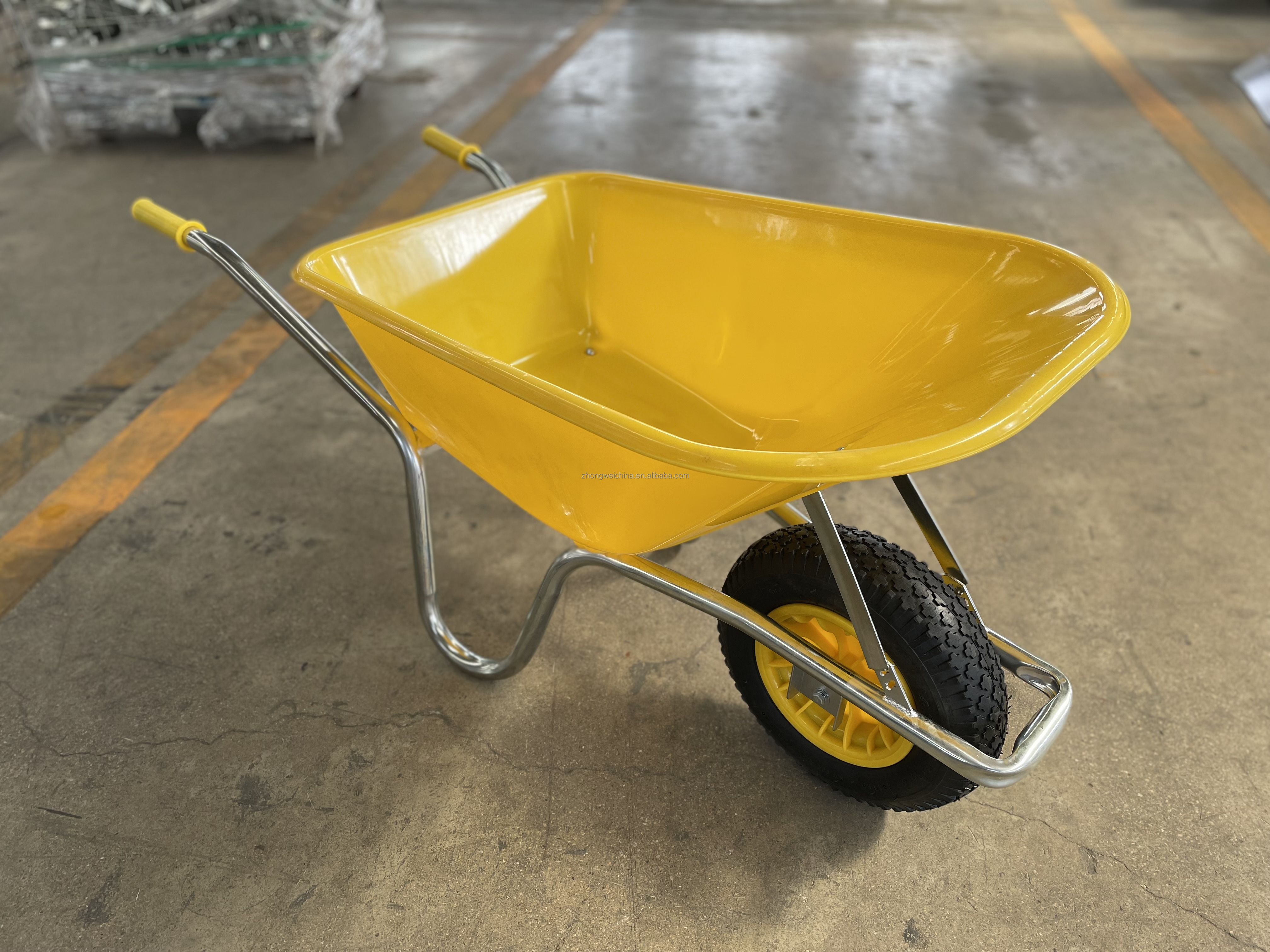 6 Cu. Ft Poly Tray Heavy Duty Wheelbarrow with Steel Frame