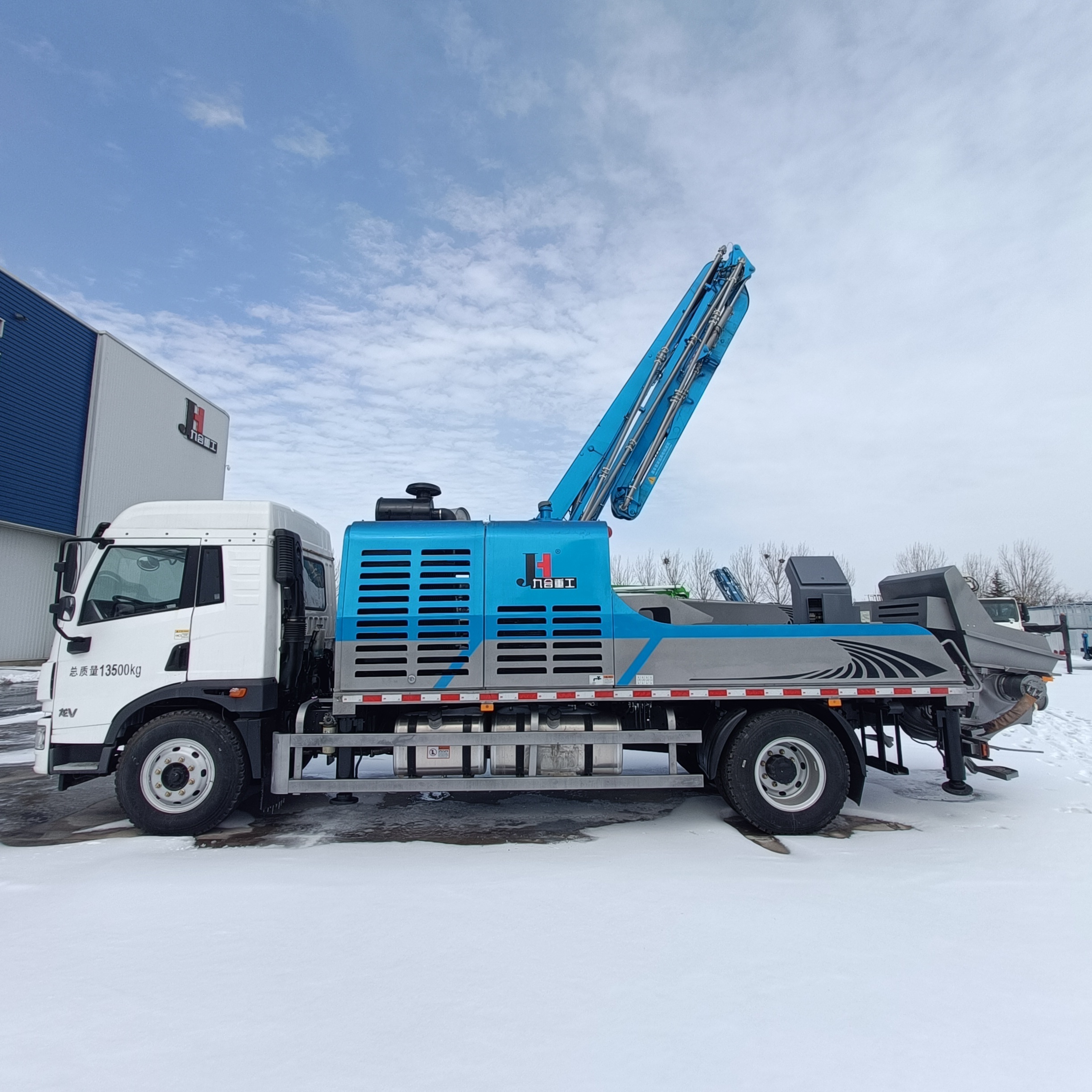 Made in China Concrete Pump Truck With Pump Concrete Line on-board pump