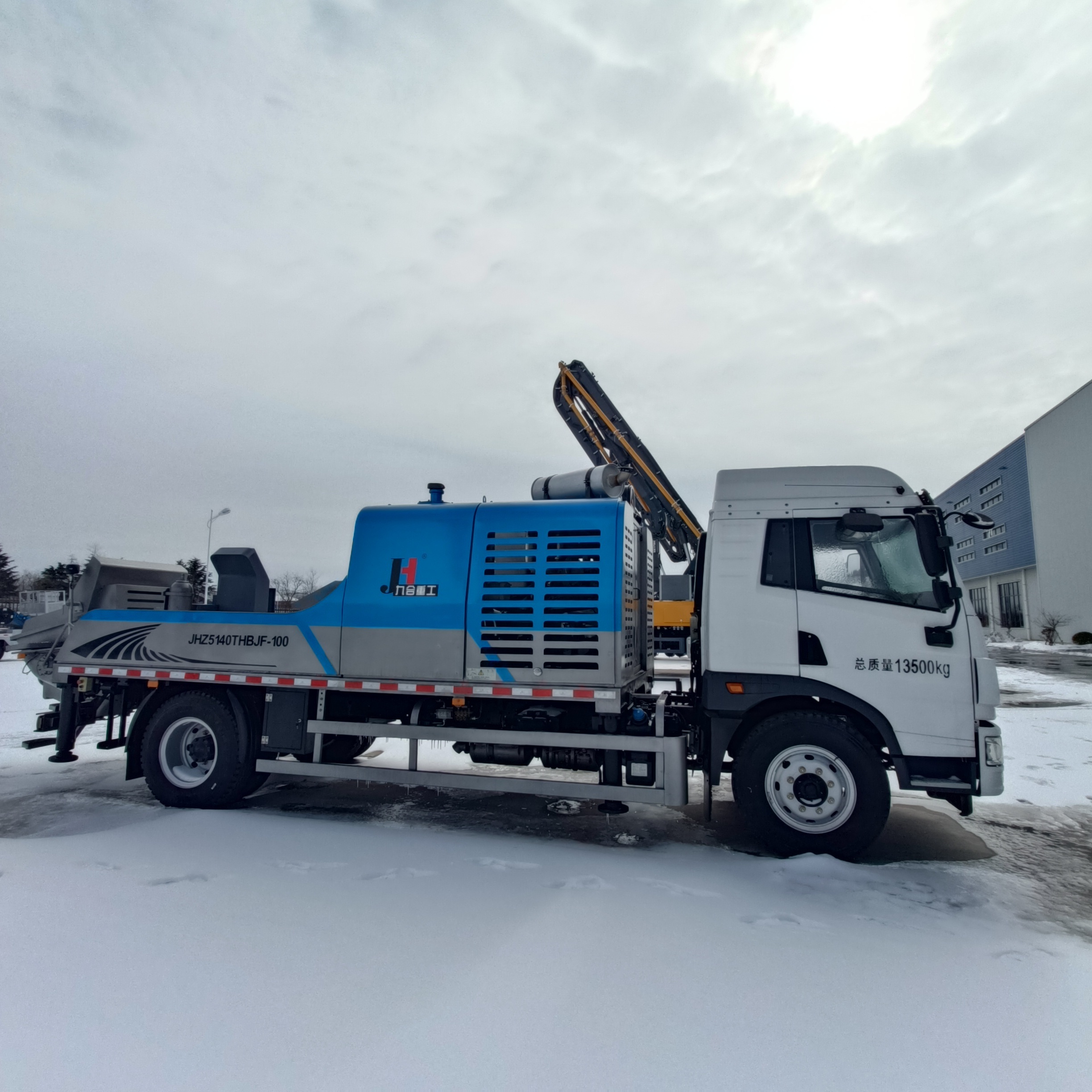 Made in China Concrete Pump Truck With Pump Concrete Line on-board pump