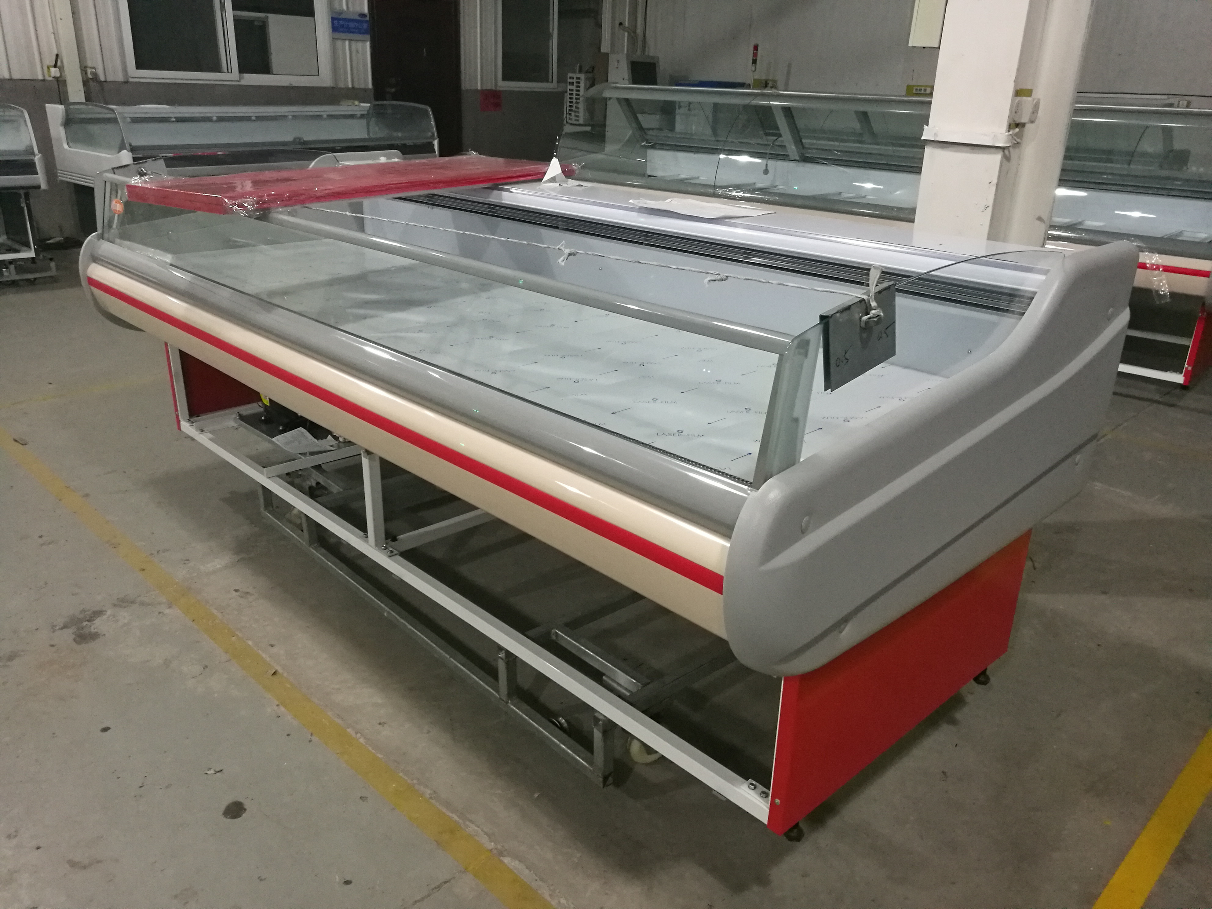 Commercial meat refrigerated display case for supermarket