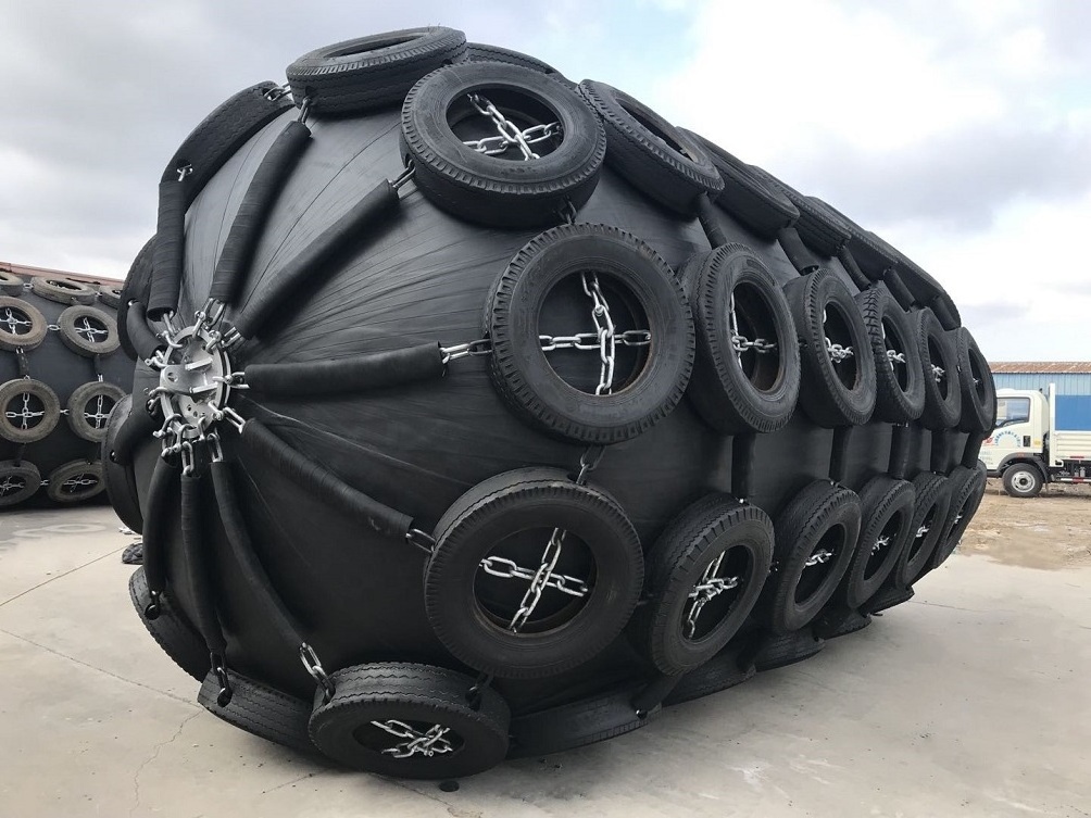 Rubber bumper fender for mooring with aircraft tyre