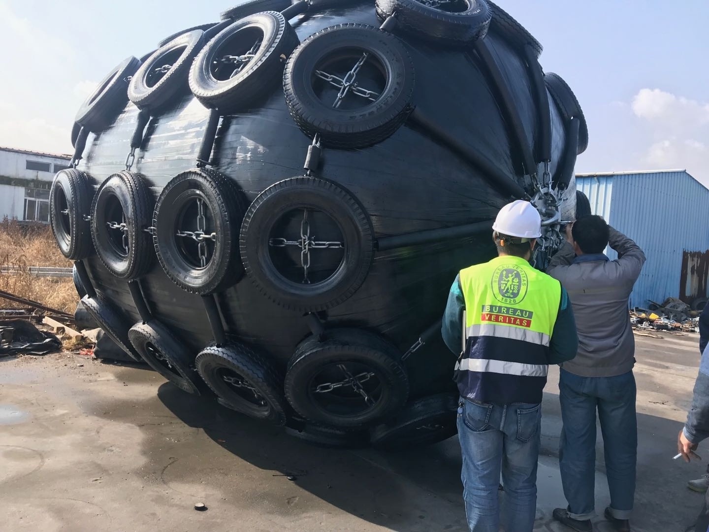 Rubber bumper fender for mooring with aircraft tyre