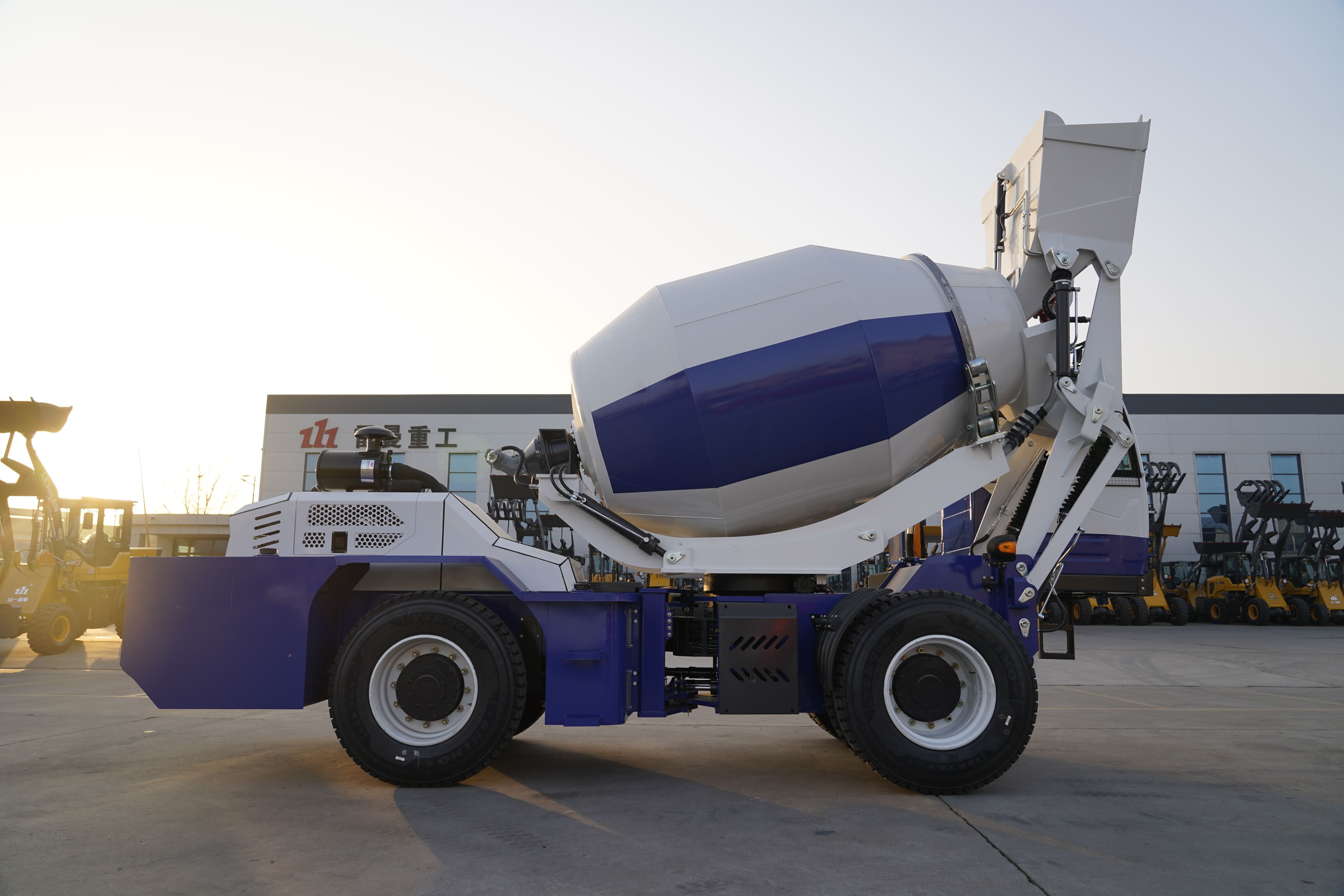 2.6CBM Mini Self Loading Loader auto feeding cement mixer truck for Sale