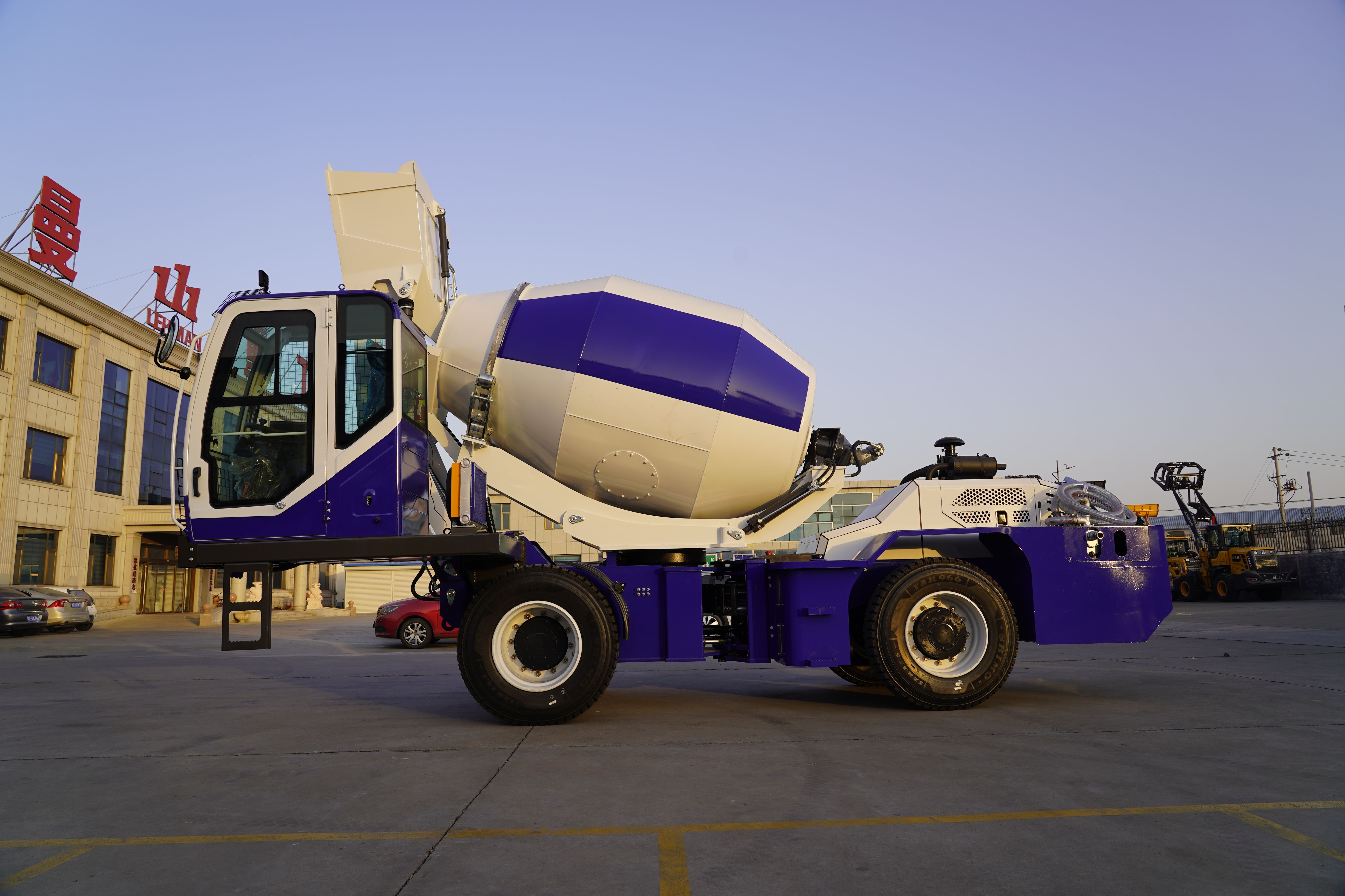 2.6CBM Mini Self Loading Loader auto feeding cement mixer truck for Sale